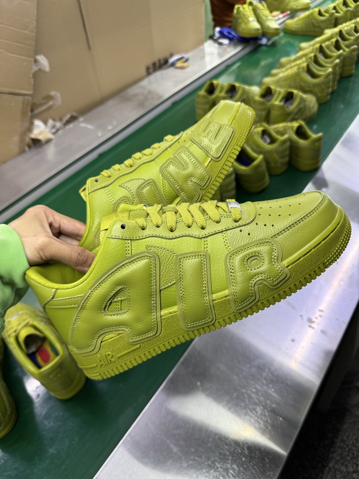 图片[3]-＃SF外贸特供 CPFM x NK Air Force 1 07 Low 空军一号系列低帮经典百搭休闲运动板鞋 联名补丁字母 绿色 FQ7069-500 原厂特供同批次皮料与Zp零色差 原厂特供内外标均可过绿X扫描认证 独家私模2025全新鱼鳞纹大底 咬花纹路更加清晰 全新排版鞋头倒置五角星 五角星对比旧版老版本 间距放大 星星缩小 全套官方原配件 防尘布袋 全鞋电脑针车 工整有序 视觉效果满分 原厂拉帮手法 标准四线 密度针距针孔大小控制到位 原装反口里网布海绵 正确卡色网眼大小 新版鞋撑改用纸团代替 原厂港宝加持完美还原灵魂版型 从里到外百分百还原 内置Sole气垫 中底白色背胶 已经无限的接近公司 原厂楦头 原厂刺绣 后跟弧度完美 刷胶工序 同步原厂手法 线上全程关灯只用紫光灯根据划线刷胶水 严格把控溢胶及成型品控 独家私模最大开发到48.5 注意防尘袋配件丢失退货扣20 尺码：35.5 36 36.5 37.5 38 38.5 39 40 40.5 41 42 42.5 43 44 44.5 45 46 47.5 48.5-选品中心