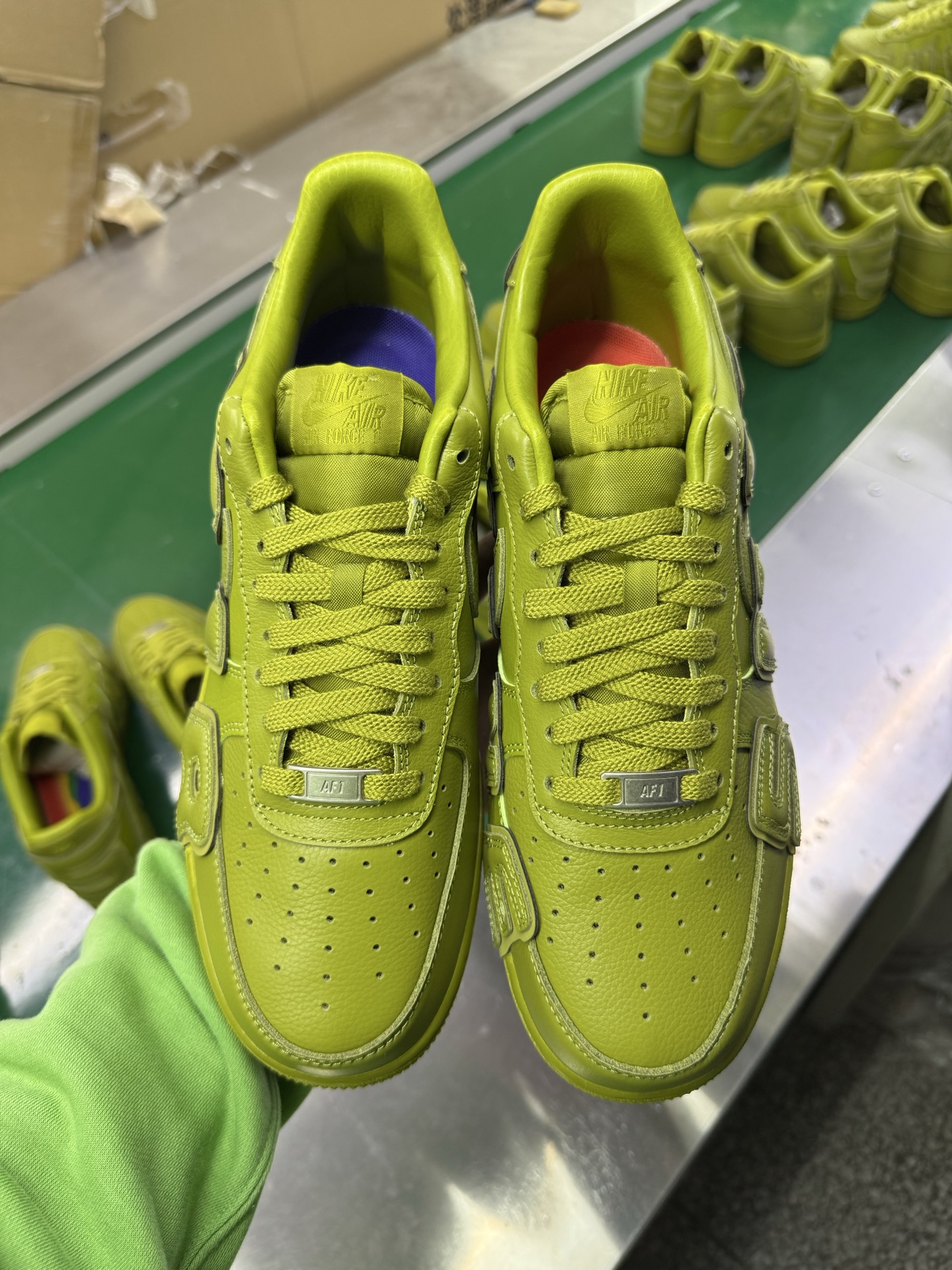 图片[2]-＃SF外贸特供 CPFM x NK Air Force 1 07 Low 空军一号系列低帮经典百搭休闲运动板鞋 联名补丁字母 绿色 FQ7069-500 原厂特供同批次皮料与Zp零色差 原厂特供内外标均可过绿X扫描认证 独家私模2025全新鱼鳞纹大底 咬花纹路更加清晰 全新排版鞋头倒置五角星 五角星对比旧版老版本 间距放大 星星缩小 全套官方原配件 防尘布袋 全鞋电脑针车 工整有序 视觉效果满分 原厂拉帮手法 标准四线 密度针距针孔大小控制到位 原装反口里网布海绵 正确卡色网眼大小 新版鞋撑改用纸团代替 原厂港宝加持完美还原灵魂版型 从里到外百分百还原 内置Sole气垫 中底白色背胶 已经无限的接近公司 原厂楦头 原厂刺绣 后跟弧度完美 刷胶工序 同步原厂手法 线上全程关灯只用紫光灯根据划线刷胶水 严格把控溢胶及成型品控 独家私模最大开发到48.5 注意防尘袋配件丢失退货扣20 尺码：35.5 36 36.5 37.5 38 38.5 39 40 40.5 41 42 42.5 43 44 44.5 45 46 47.5 48.5-选品中心