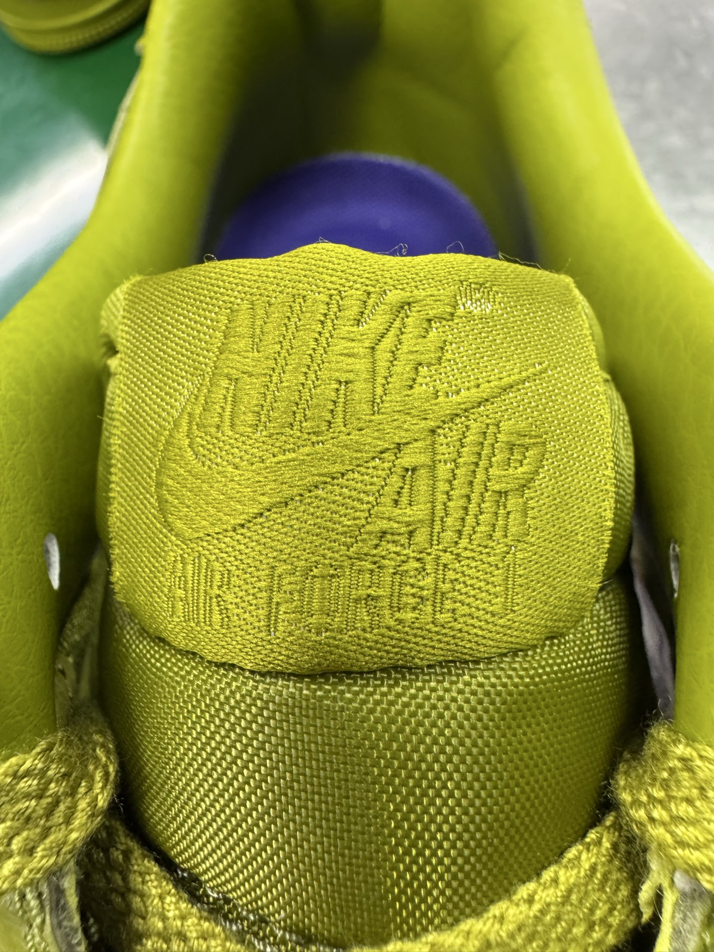 图片[12]-＃SF外贸特供 CPFM x NK Air Force 1 07 Low 空军一号系列低帮经典百搭休闲运动板鞋 联名补丁字母 绿色 FQ7069-500 原厂特供同批次皮料与Zp零色差 原厂特供内外标均可过绿X扫描认证 独家私模2025全新鱼鳞纹大底 咬花纹路更加清晰 全新排版鞋头倒置五角星 五角星对比旧版老版本 间距放大 星星缩小 全套官方原配件 防尘布袋 全鞋电脑针车 工整有序 视觉效果满分 原厂拉帮手法 标准四线 密度针距针孔大小控制到位 原装反口里网布海绵 正确卡色网眼大小 新版鞋撑改用纸团代替 原厂港宝加持完美还原灵魂版型 从里到外百分百还原 内置Sole气垫 中底白色背胶 已经无限的接近公司 原厂楦头 原厂刺绣 后跟弧度完美 刷胶工序 同步原厂手法 线上全程关灯只用紫光灯根据划线刷胶水 严格把控溢胶及成型品控 独家私模最大开发到48.5 注意防尘袋配件丢失退货扣20 尺码：35.5 36 36.5 37.5 38 38.5 39 40 40.5 41 42 42.5 43 44 44.5 45 46 47.5 48.5-选品中心