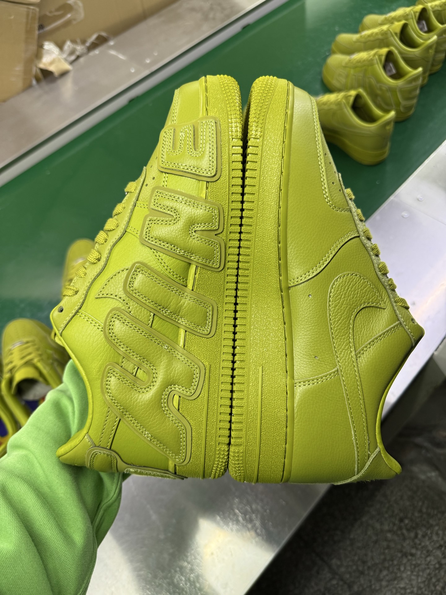 图片[5]-＃SF外贸特供 CPFM x NK Air Force 1 07 Low 空军一号系列低帮经典百搭休闲运动板鞋 联名补丁字母 绿色 FQ7069-500 原厂特供同批次皮料与Zp零色差 原厂特供内外标均可过绿X扫描认证 独家私模2025全新鱼鳞纹大底 咬花纹路更加清晰 全新排版鞋头倒置五角星 五角星对比旧版老版本 间距放大 星星缩小 全套官方原配件 防尘布袋 全鞋电脑针车 工整有序 视觉效果满分 原厂拉帮手法 标准四线 密度针距针孔大小控制到位 原装反口里网布海绵 正确卡色网眼大小 新版鞋撑改用纸团代替 原厂港宝加持完美还原灵魂版型 从里到外百分百还原 内置Sole气垫 中底白色背胶 已经无限的接近公司 原厂楦头 原厂刺绣 后跟弧度完美 刷胶工序 同步原厂手法 线上全程关灯只用紫光灯根据划线刷胶水 严格把控溢胶及成型品控 独家私模最大开发到48.5 注意防尘袋配件丢失退货扣20 尺码：35.5 36 36.5 37.5 38 38.5 39 40 40.5 41 42 42.5 43 44 44.5 45 46 47.5 48.5-选品中心