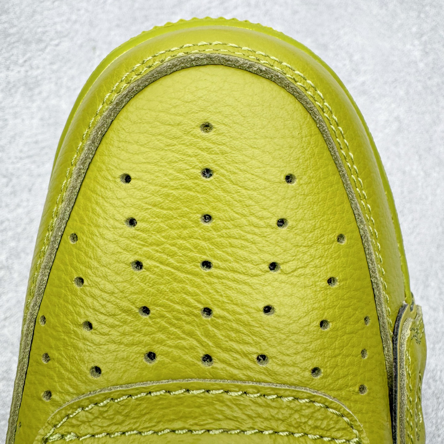 图片[14]-＃SF外贸特供 CPFM x NK Air Force 1 07 Low 空军一号系列低帮经典百搭休闲运动板鞋 联名补丁字母 绿色 FQ7069-500 原厂特供同批次皮料与Zp零色差 原厂特供内外标均可过绿X扫描认证 独家私模2025全新鱼鳞纹大底 咬花纹路更加清晰 全新排版鞋头倒置五角星 五角星对比旧版老版本 间距放大 星星缩小 全套官方原配件 防尘布袋 全鞋电脑针车 工整有序 视觉效果满分 原厂拉帮手法 标准四线 密度针距针孔大小控制到位 原装反口里网布海绵 正确卡色网眼大小 新版鞋撑改用纸团代替 原厂港宝加持完美还原灵魂版型 从里到外百分百还原 内置Sole气垫 中底白色背胶 已经无限的接近公司 原厂楦头 原厂刺绣 后跟弧度完美 刷胶工序 同步原厂手法 线上全程关灯只用紫光灯根据划线刷胶水 严格把控溢胶及成型品控 独家私模最大开发到48.5 注意防尘袋配件丢失退货扣20 尺码：35.5 36 36.5 37.5 38 38.5 39 40 40.5 41 42 42.5 43 44 44.5 45 46 47.5 48.5-选品中心