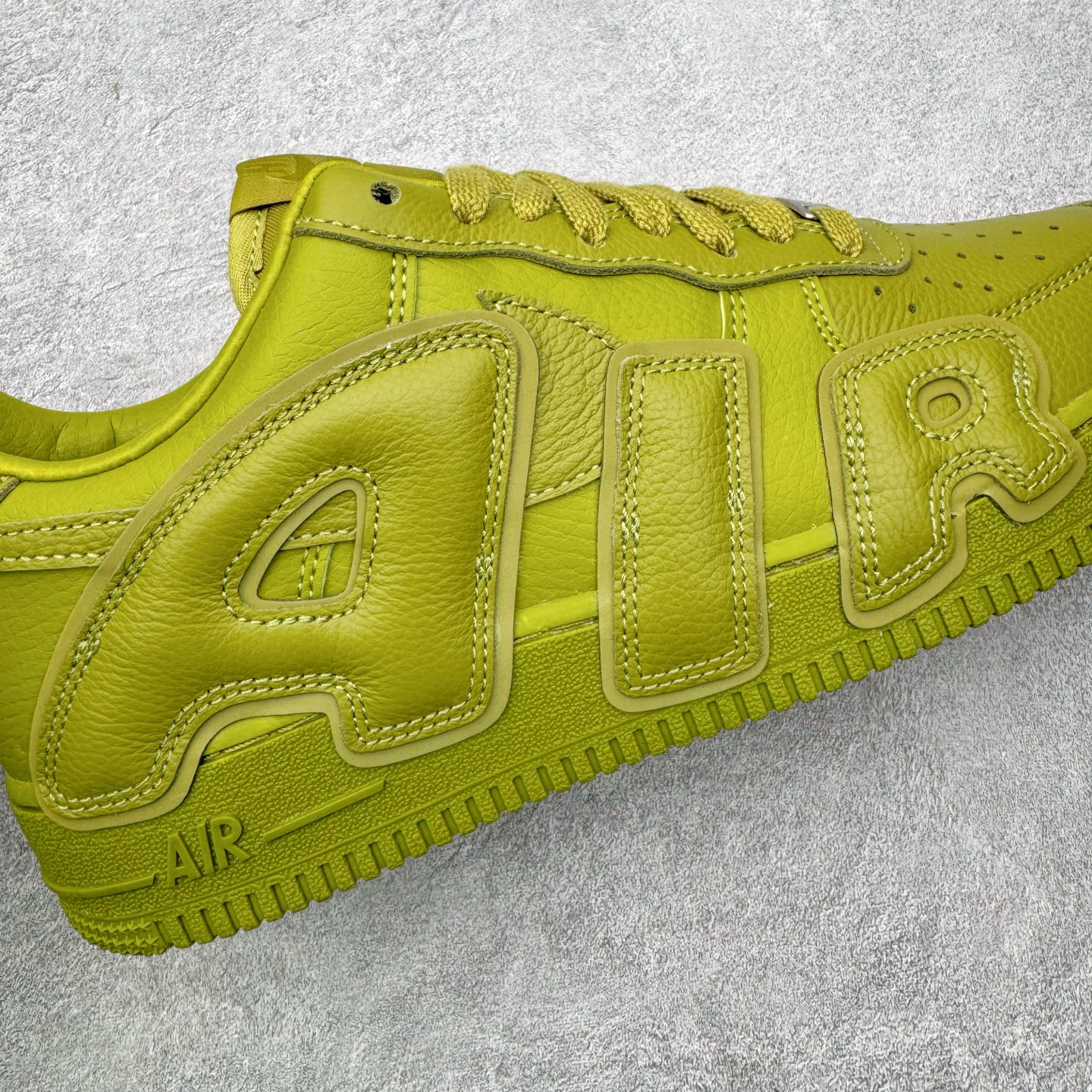 图片[11]-＃SF外贸特供 CPFM x NK Air Force 1 07 Low 空军一号系列低帮经典百搭休闲运动板鞋 联名补丁字母 绿色 FQ7069-500 原厂特供同批次皮料与Zp零色差 原厂特供内外标均可过绿X扫描认证 独家私模2025全新鱼鳞纹大底 咬花纹路更加清晰 全新排版鞋头倒置五角星 五角星对比旧版老版本 间距放大 星星缩小 全套官方原配件 防尘布袋 全鞋电脑针车 工整有序 视觉效果满分 原厂拉帮手法 标准四线 密度针距针孔大小控制到位 原装反口里网布海绵 正确卡色网眼大小 新版鞋撑改用纸团代替 原厂港宝加持完美还原灵魂版型 从里到外百分百还原 内置Sole气垫 中底白色背胶 已经无限的接近公司 原厂楦头 原厂刺绣 后跟弧度完美 刷胶工序 同步原厂手法 线上全程关灯只用紫光灯根据划线刷胶水 严格把控溢胶及成型品控 独家私模最大开发到48.5 注意防尘袋配件丢失退货扣20 尺码：35.5 36 36.5 37.5 38 38.5 39 40 40.5 41 42 42.5 43 44 44.5 45 46 47.5 48.5-选品中心