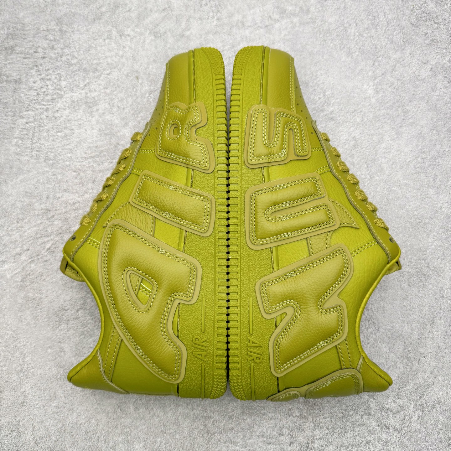 图片[4]-＃SF外贸特供 CPFM x NK Air Force 1 07 Low 空军一号系列低帮经典百搭休闲运动板鞋 联名补丁字母 绿色 FQ7069-500 原厂特供同批次皮料与Zp零色差 原厂特供内外标均可过绿X扫描认证 独家私模2025全新鱼鳞纹大底 咬花纹路更加清晰 全新排版鞋头倒置五角星 五角星对比旧版老版本 间距放大 星星缩小 全套官方原配件 防尘布袋 全鞋电脑针车 工整有序 视觉效果满分 原厂拉帮手法 标准四线 密度针距针孔大小控制到位 原装反口里网布海绵 正确卡色网眼大小 新版鞋撑改用纸团代替 原厂港宝加持完美还原灵魂版型 从里到外百分百还原 内置Sole气垫 中底白色背胶 已经无限的接近公司 原厂楦头 原厂刺绣 后跟弧度完美 刷胶工序 同步原厂手法 线上全程关灯只用紫光灯根据划线刷胶水 严格把控溢胶及成型品控 独家私模最大开发到48.5 注意防尘袋配件丢失退货扣20 尺码：35.5 36 36.5 37.5 38 38.5 39 40 40.5 41 42 42.5 43 44 44.5 45 46 47.5 48.5-选品中心