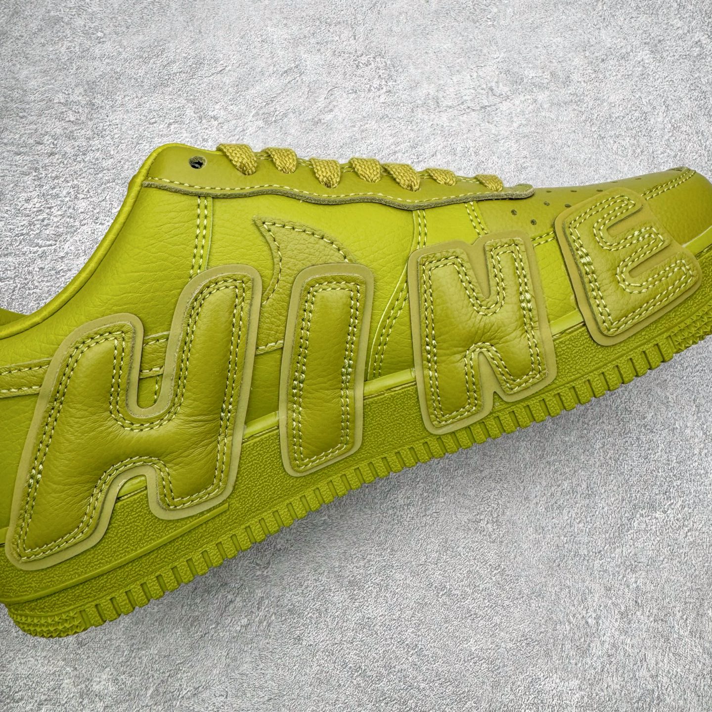 图片[12]-＃SF外贸特供 CPFM x NK Air Force 1 07 Low 空军一号系列低帮经典百搭休闲运动板鞋 联名补丁字母 绿色 FQ7069-500 原厂特供同批次皮料与Zp零色差 原厂特供内外标均可过绿X扫描认证 独家私模2025全新鱼鳞纹大底 咬花纹路更加清晰 全新排版鞋头倒置五角星 五角星对比旧版老版本 间距放大 星星缩小 全套官方原配件 防尘布袋 全鞋电脑针车 工整有序 视觉效果满分 原厂拉帮手法 标准四线 密度针距针孔大小控制到位 原装反口里网布海绵 正确卡色网眼大小 新版鞋撑改用纸团代替 原厂港宝加持完美还原灵魂版型 从里到外百分百还原 内置Sole气垫 中底白色背胶 已经无限的接近公司 原厂楦头 原厂刺绣 后跟弧度完美 刷胶工序 同步原厂手法 线上全程关灯只用紫光灯根据划线刷胶水 严格把控溢胶及成型品控 独家私模最大开发到48.5 注意防尘袋配件丢失退货扣20 尺码：35.5 36 36.5 37.5 38 38.5 39 40 40.5 41 42 42.5 43 44 44.5 45 46 47.5 48.5-选品中心