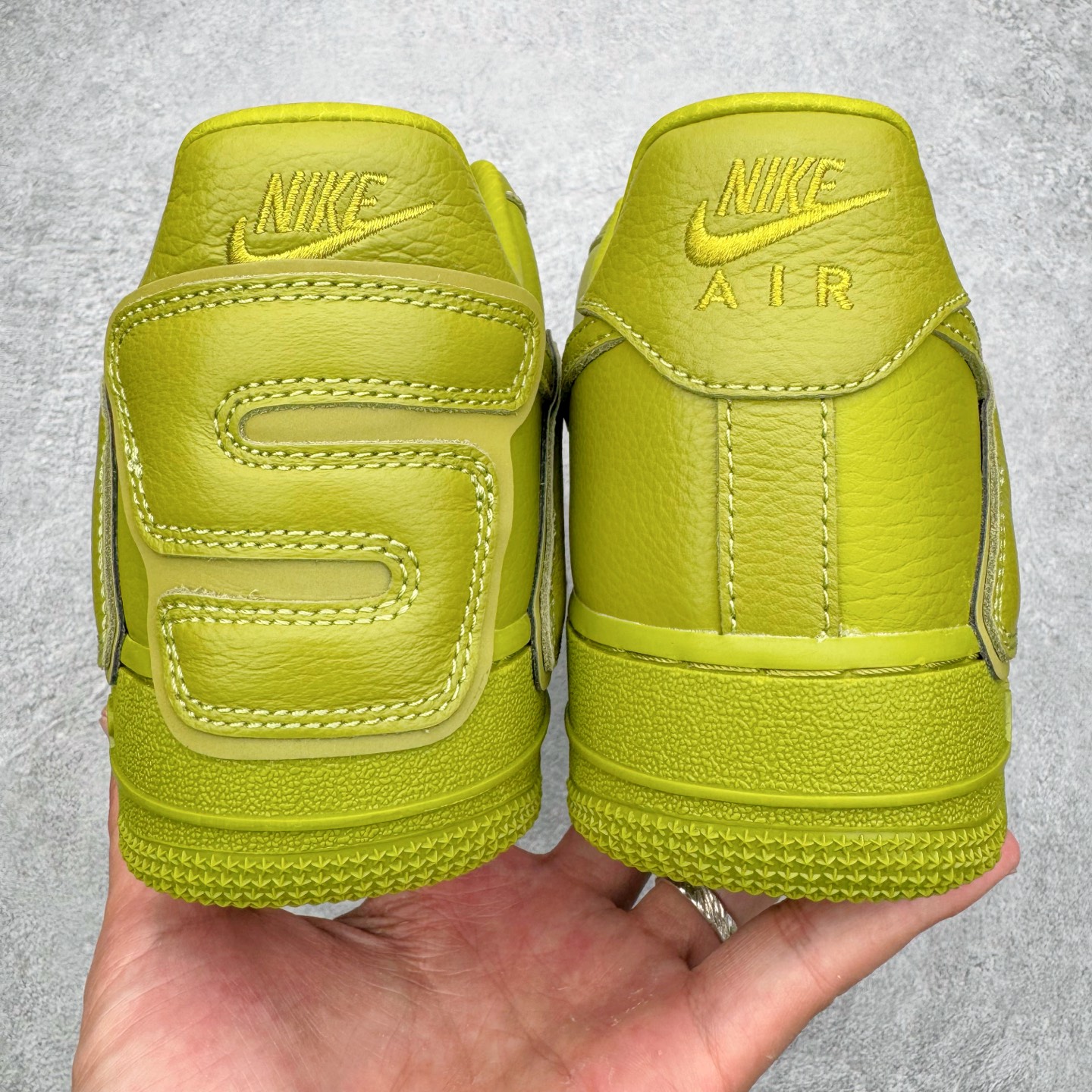 图片[8]-＃SF外贸特供 CPFM x NK Air Force 1 07 Low 空军一号系列低帮经典百搭休闲运动板鞋 联名补丁字母 绿色 FQ7069-500 原厂特供同批次皮料与Zp零色差 原厂特供内外标均可过绿X扫描认证 独家私模2025全新鱼鳞纹大底 咬花纹路更加清晰 全新排版鞋头倒置五角星 五角星对比旧版老版本 间距放大 星星缩小 全套官方原配件 防尘布袋 全鞋电脑针车 工整有序 视觉效果满分 原厂拉帮手法 标准四线 密度针距针孔大小控制到位 原装反口里网布海绵 正确卡色网眼大小 新版鞋撑改用纸团代替 原厂港宝加持完美还原灵魂版型 从里到外百分百还原 内置Sole气垫 中底白色背胶 已经无限的接近公司 原厂楦头 原厂刺绣 后跟弧度完美 刷胶工序 同步原厂手法 线上全程关灯只用紫光灯根据划线刷胶水 严格把控溢胶及成型品控 独家私模最大开发到48.5 注意防尘袋配件丢失退货扣20 尺码：35.5 36 36.5 37.5 38 38.5 39 40 40.5 41 42 42.5 43 44 44.5 45 46 47.5 48.5-选品中心