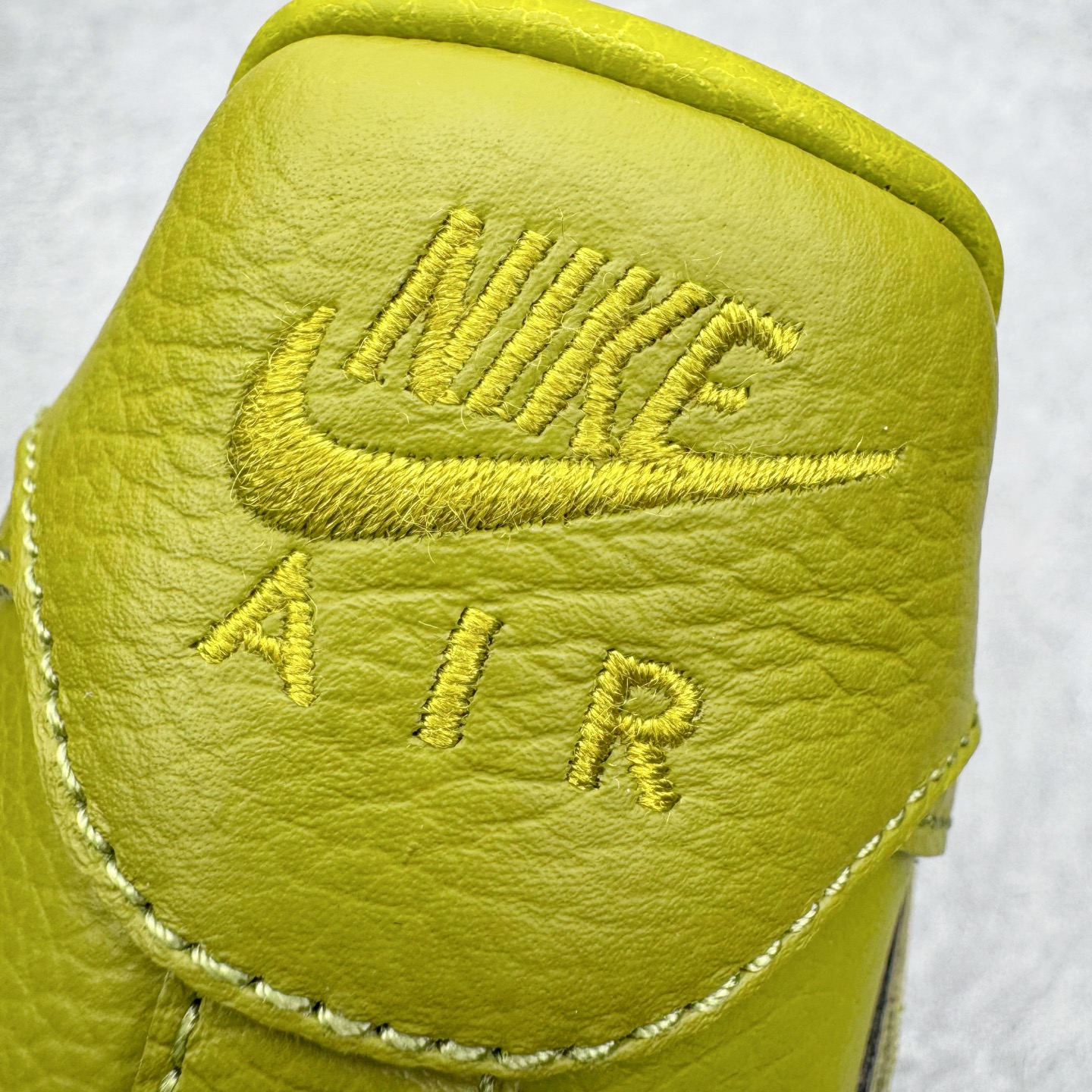 图片[16]-＃SF外贸特供 CPFM x NK Air Force 1 07 Low 空军一号系列低帮经典百搭休闲运动板鞋 联名补丁字母 绿色 FQ7069-500 原厂特供同批次皮料与Zp零色差 原厂特供内外标均可过绿X扫描认证 独家私模2025全新鱼鳞纹大底 咬花纹路更加清晰 全新排版鞋头倒置五角星 五角星对比旧版老版本 间距放大 星星缩小 全套官方原配件 防尘布袋 全鞋电脑针车 工整有序 视觉效果满分 原厂拉帮手法 标准四线 密度针距针孔大小控制到位 原装反口里网布海绵 正确卡色网眼大小 新版鞋撑改用纸团代替 原厂港宝加持完美还原灵魂版型 从里到外百分百还原 内置Sole气垫 中底白色背胶 已经无限的接近公司 原厂楦头 原厂刺绣 后跟弧度完美 刷胶工序 同步原厂手法 线上全程关灯只用紫光灯根据划线刷胶水 严格把控溢胶及成型品控 独家私模最大开发到48.5 注意防尘袋配件丢失退货扣20 尺码：35.5 36 36.5 37.5 38 38.5 39 40 40.5 41 42 42.5 43 44 44.5 45 46 47.5 48.5-选品中心