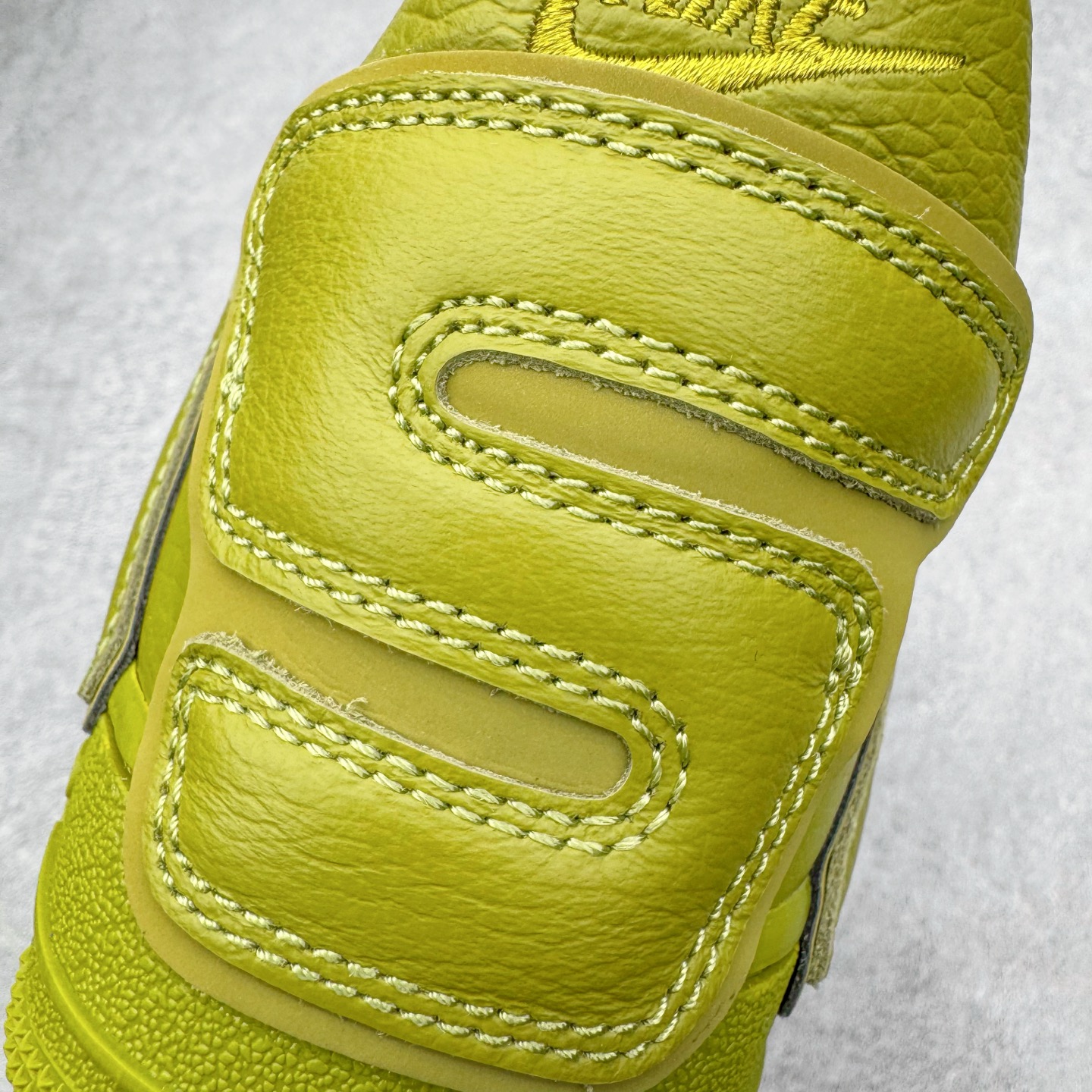 图片[17]-＃SF外贸特供 CPFM x NK Air Force 1 07 Low 空军一号系列低帮经典百搭休闲运动板鞋 联名补丁字母 绿色 FQ7069-500 原厂特供同批次皮料与Zp零色差 原厂特供内外标均可过绿X扫描认证 独家私模2025全新鱼鳞纹大底 咬花纹路更加清晰 全新排版鞋头倒置五角星 五角星对比旧版老版本 间距放大 星星缩小 全套官方原配件 防尘布袋 全鞋电脑针车 工整有序 视觉效果满分 原厂拉帮手法 标准四线 密度针距针孔大小控制到位 原装反口里网布海绵 正确卡色网眼大小 新版鞋撑改用纸团代替 原厂港宝加持完美还原灵魂版型 从里到外百分百还原 内置Sole气垫 中底白色背胶 已经无限的接近公司 原厂楦头 原厂刺绣 后跟弧度完美 刷胶工序 同步原厂手法 线上全程关灯只用紫光灯根据划线刷胶水 严格把控溢胶及成型品控 独家私模最大开发到48.5 注意防尘袋配件丢失退货扣20 尺码：35.5 36 36.5 37.5 38 38.5 39 40 40.5 41 42 42.5 43 44 44.5 45 46 47.5 48.5-选品中心