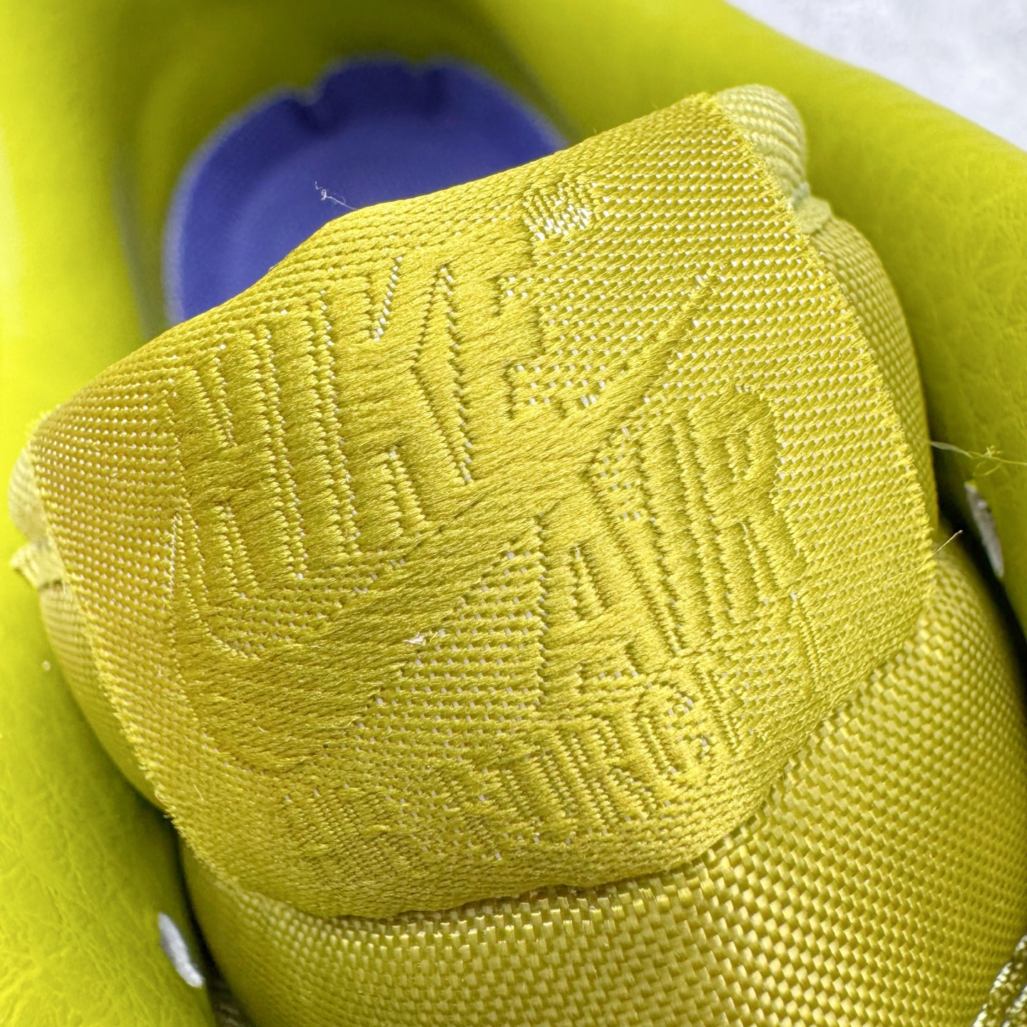 图片[19]-＃SF外贸特供 CPFM x NK Air Force 1 07 Low 空军一号系列低帮经典百搭休闲运动板鞋 联名补丁字母 绿色 FQ7069-500 原厂特供同批次皮料与Zp零色差 原厂特供内外标均可过绿X扫描认证 独家私模2025全新鱼鳞纹大底 咬花纹路更加清晰 全新排版鞋头倒置五角星 五角星对比旧版老版本 间距放大 星星缩小 全套官方原配件 防尘布袋 全鞋电脑针车 工整有序 视觉效果满分 原厂拉帮手法 标准四线 密度针距针孔大小控制到位 原装反口里网布海绵 正确卡色网眼大小 新版鞋撑改用纸团代替 原厂港宝加持完美还原灵魂版型 从里到外百分百还原 内置Sole气垫 中底白色背胶 已经无限的接近公司 原厂楦头 原厂刺绣 后跟弧度完美 刷胶工序 同步原厂手法 线上全程关灯只用紫光灯根据划线刷胶水 严格把控溢胶及成型品控 独家私模最大开发到48.5 注意防尘袋配件丢失退货扣20 尺码：35.5 36 36.5 37.5 38 38.5 39 40 40.5 41 42 42.5 43 44 44.5 45 46 47.5 48.5-选品中心