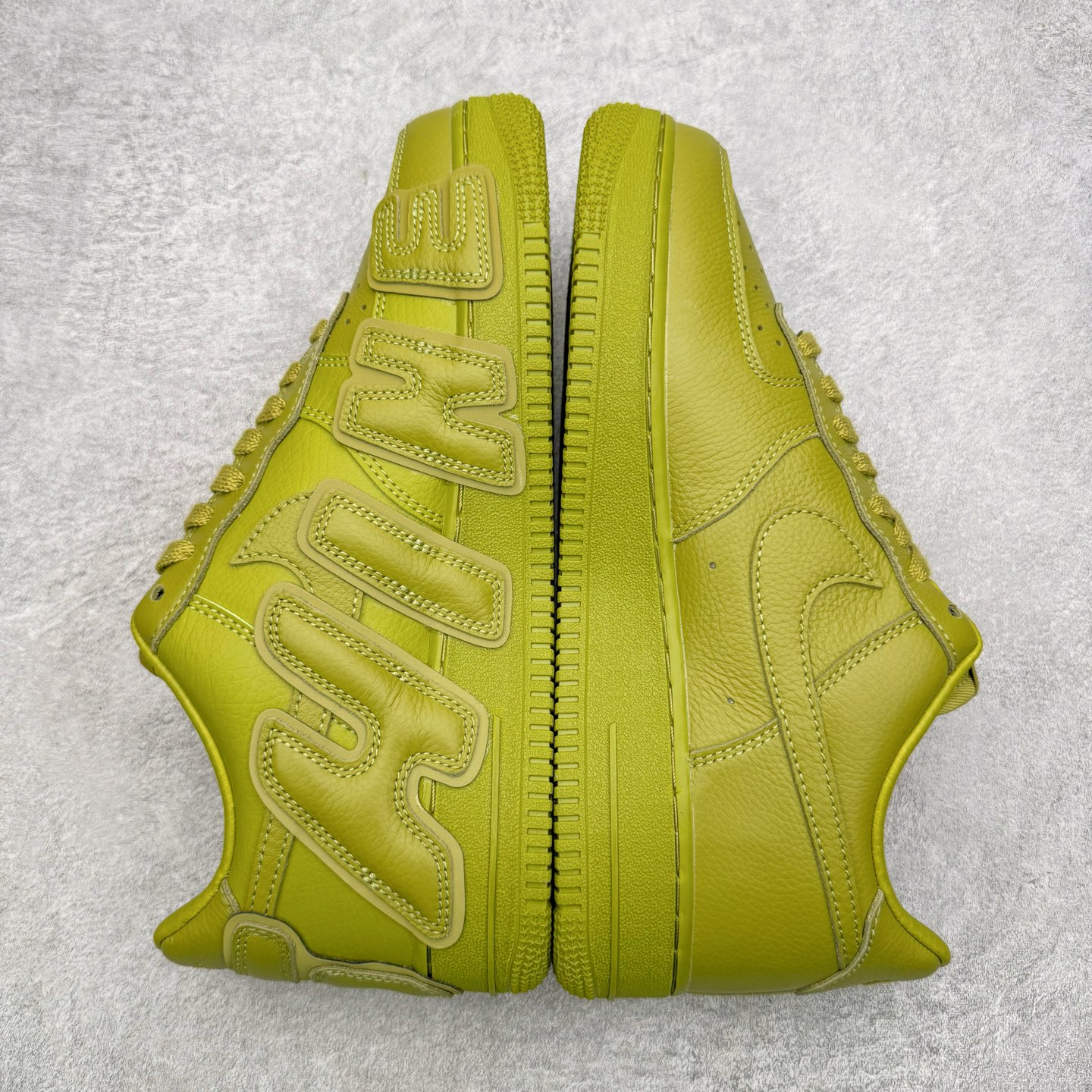 图片[5]-＃SF外贸特供 CPFM x NK Air Force 1 07 Low 空军一号系列低帮经典百搭休闲运动板鞋 联名补丁字母 绿色 FQ7069-500 原厂特供同批次皮料与Zp零色差 原厂特供内外标均可过绿X扫描认证 独家私模2025全新鱼鳞纹大底 咬花纹路更加清晰 全新排版鞋头倒置五角星 五角星对比旧版老版本 间距放大 星星缩小 全套官方原配件 防尘布袋 全鞋电脑针车 工整有序 视觉效果满分 原厂拉帮手法 标准四线 密度针距针孔大小控制到位 原装反口里网布海绵 正确卡色网眼大小 新版鞋撑改用纸团代替 原厂港宝加持完美还原灵魂版型 从里到外百分百还原 内置Sole气垫 中底白色背胶 已经无限的接近公司 原厂楦头 原厂刺绣 后跟弧度完美 刷胶工序 同步原厂手法 线上全程关灯只用紫光灯根据划线刷胶水 严格把控溢胶及成型品控 独家私模最大开发到48.5 注意防尘袋配件丢失退货扣20 尺码：35.5 36 36.5 37.5 38 38.5 39 40 40.5 41 42 42.5 43 44 44.5 45 46 47.5 48.5-选品中心