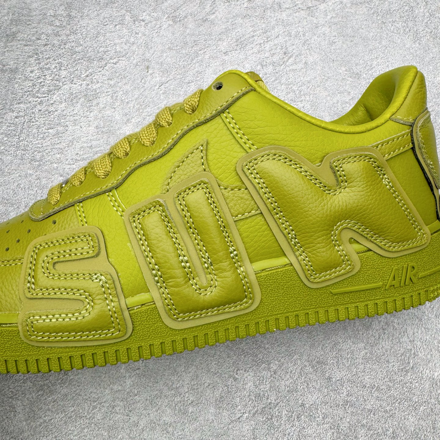 图片[13]-＃SF外贸特供 CPFM x NK Air Force 1 07 Low 空军一号系列低帮经典百搭休闲运动板鞋 联名补丁字母 绿色 FQ7069-500 原厂特供同批次皮料与Zp零色差 原厂特供内外标均可过绿X扫描认证 独家私模2025全新鱼鳞纹大底 咬花纹路更加清晰 全新排版鞋头倒置五角星 五角星对比旧版老版本 间距放大 星星缩小 全套官方原配件 防尘布袋 全鞋电脑针车 工整有序 视觉效果满分 原厂拉帮手法 标准四线 密度针距针孔大小控制到位 原装反口里网布海绵 正确卡色网眼大小 新版鞋撑改用纸团代替 原厂港宝加持完美还原灵魂版型 从里到外百分百还原 内置Sole气垫 中底白色背胶 已经无限的接近公司 原厂楦头 原厂刺绣 后跟弧度完美 刷胶工序 同步原厂手法 线上全程关灯只用紫光灯根据划线刷胶水 严格把控溢胶及成型品控 独家私模最大开发到48.5 注意防尘袋配件丢失退货扣20 尺码：35.5 36 36.5 37.5 38 38.5 39 40 40.5 41 42 42.5 43 44 44.5 45 46 47.5 48.5-选品中心