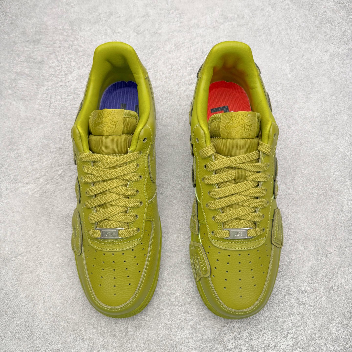 图片[2]-＃SF外贸特供 CPFM x NK Air Force 1 07 Low 空军一号系列低帮经典百搭休闲运动板鞋 联名补丁字母 绿色 FQ7069-500 原厂特供同批次皮料与Zp零色差 原厂特供内外标均可过绿X扫描认证 独家私模2025全新鱼鳞纹大底 咬花纹路更加清晰 全新排版鞋头倒置五角星 五角星对比旧版老版本 间距放大 星星缩小 全套官方原配件 防尘布袋 全鞋电脑针车 工整有序 视觉效果满分 原厂拉帮手法 标准四线 密度针距针孔大小控制到位 原装反口里网布海绵 正确卡色网眼大小 新版鞋撑改用纸团代替 原厂港宝加持完美还原灵魂版型 从里到外百分百还原 内置Sole气垫 中底白色背胶 已经无限的接近公司 原厂楦头 原厂刺绣 后跟弧度完美 刷胶工序 同步原厂手法 线上全程关灯只用紫光灯根据划线刷胶水 严格把控溢胶及成型品控 独家私模最大开发到48.5 注意防尘袋配件丢失退货扣20 尺码：35.5 36 36.5 37.5 38 38.5 39 40 40.5 41 42 42.5 43 44 44.5 45 46 47.5 48.5-选品中心