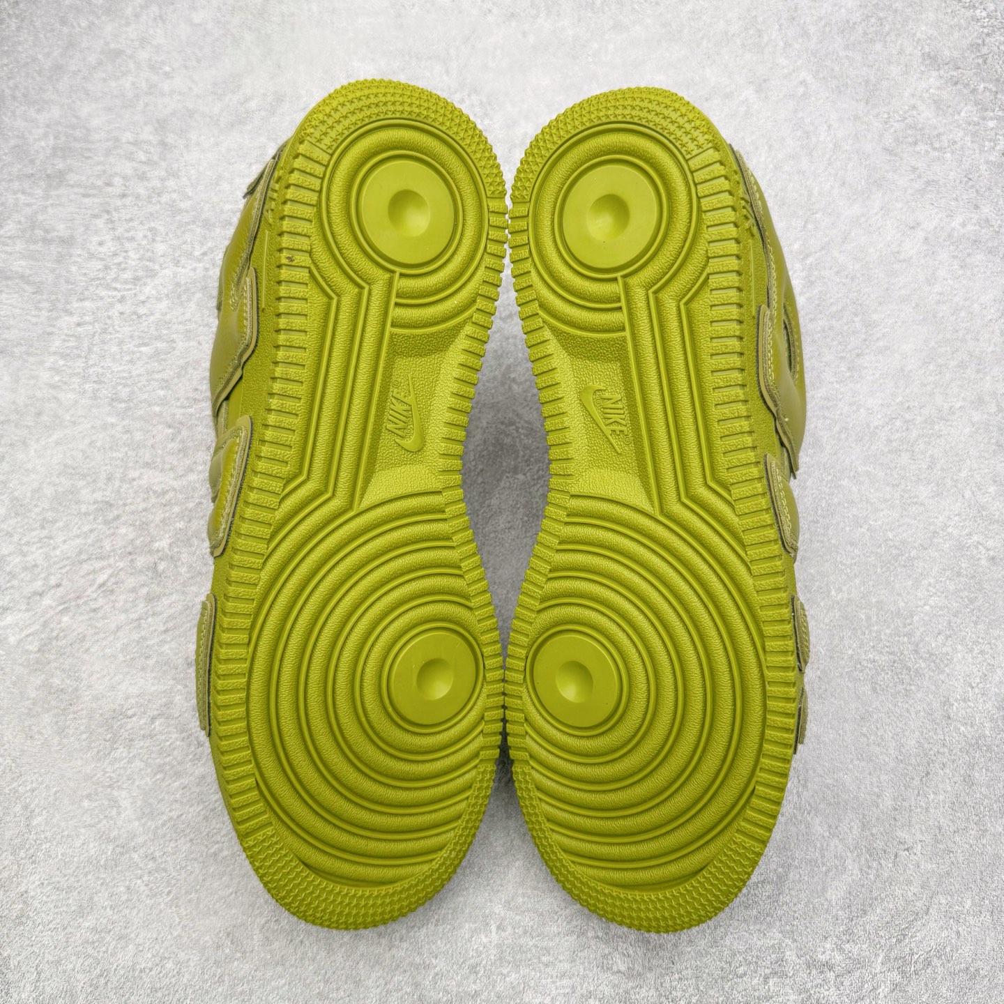 图片[9]-＃SF外贸特供 CPFM x NK Air Force 1 07 Low 空军一号系列低帮经典百搭休闲运动板鞋 联名补丁字母 绿色 FQ7069-500 原厂特供同批次皮料与Zp零色差 原厂特供内外标均可过绿X扫描认证 独家私模2025全新鱼鳞纹大底 咬花纹路更加清晰 全新排版鞋头倒置五角星 五角星对比旧版老版本 间距放大 星星缩小 全套官方原配件 防尘布袋 全鞋电脑针车 工整有序 视觉效果满分 原厂拉帮手法 标准四线 密度针距针孔大小控制到位 原装反口里网布海绵 正确卡色网眼大小 新版鞋撑改用纸团代替 原厂港宝加持完美还原灵魂版型 从里到外百分百还原 内置Sole气垫 中底白色背胶 已经无限的接近公司 原厂楦头 原厂刺绣 后跟弧度完美 刷胶工序 同步原厂手法 线上全程关灯只用紫光灯根据划线刷胶水 严格把控溢胶及成型品控 独家私模最大开发到48.5 注意防尘袋配件丢失退货扣20 尺码：35.5 36 36.5 37.5 38 38.5 39 40 40.5 41 42 42.5 43 44 44.5 45 46 47.5 48.5-选品中心