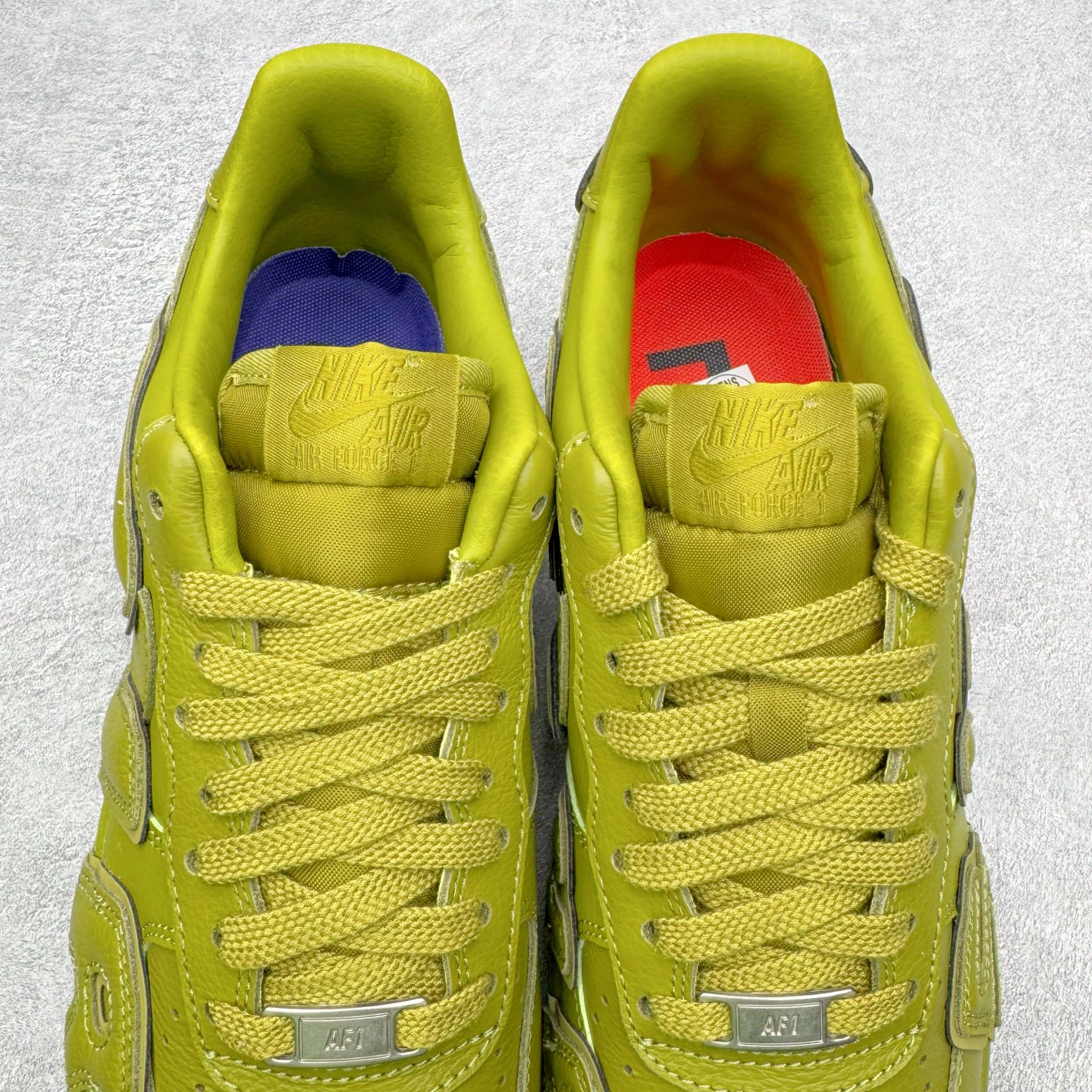 图片[7]-＃SF外贸特供 CPFM x NK Air Force 1 07 Low 空军一号系列低帮经典百搭休闲运动板鞋 联名补丁字母 绿色 FQ7069-500 原厂特供同批次皮料与Zp零色差 原厂特供内外标均可过绿X扫描认证 独家私模2025全新鱼鳞纹大底 咬花纹路更加清晰 全新排版鞋头倒置五角星 五角星对比旧版老版本 间距放大 星星缩小 全套官方原配件 防尘布袋 全鞋电脑针车 工整有序 视觉效果满分 原厂拉帮手法 标准四线 密度针距针孔大小控制到位 原装反口里网布海绵 正确卡色网眼大小 新版鞋撑改用纸团代替 原厂港宝加持完美还原灵魂版型 从里到外百分百还原 内置Sole气垫 中底白色背胶 已经无限的接近公司 原厂楦头 原厂刺绣 后跟弧度完美 刷胶工序 同步原厂手法 线上全程关灯只用紫光灯根据划线刷胶水 严格把控溢胶及成型品控 独家私模最大开发到48.5 注意防尘袋配件丢失退货扣20 尺码：35.5 36 36.5 37.5 38 38.5 39 40 40.5 41 42 42.5 43 44 44.5 45 46 47.5 48.5-选品中心