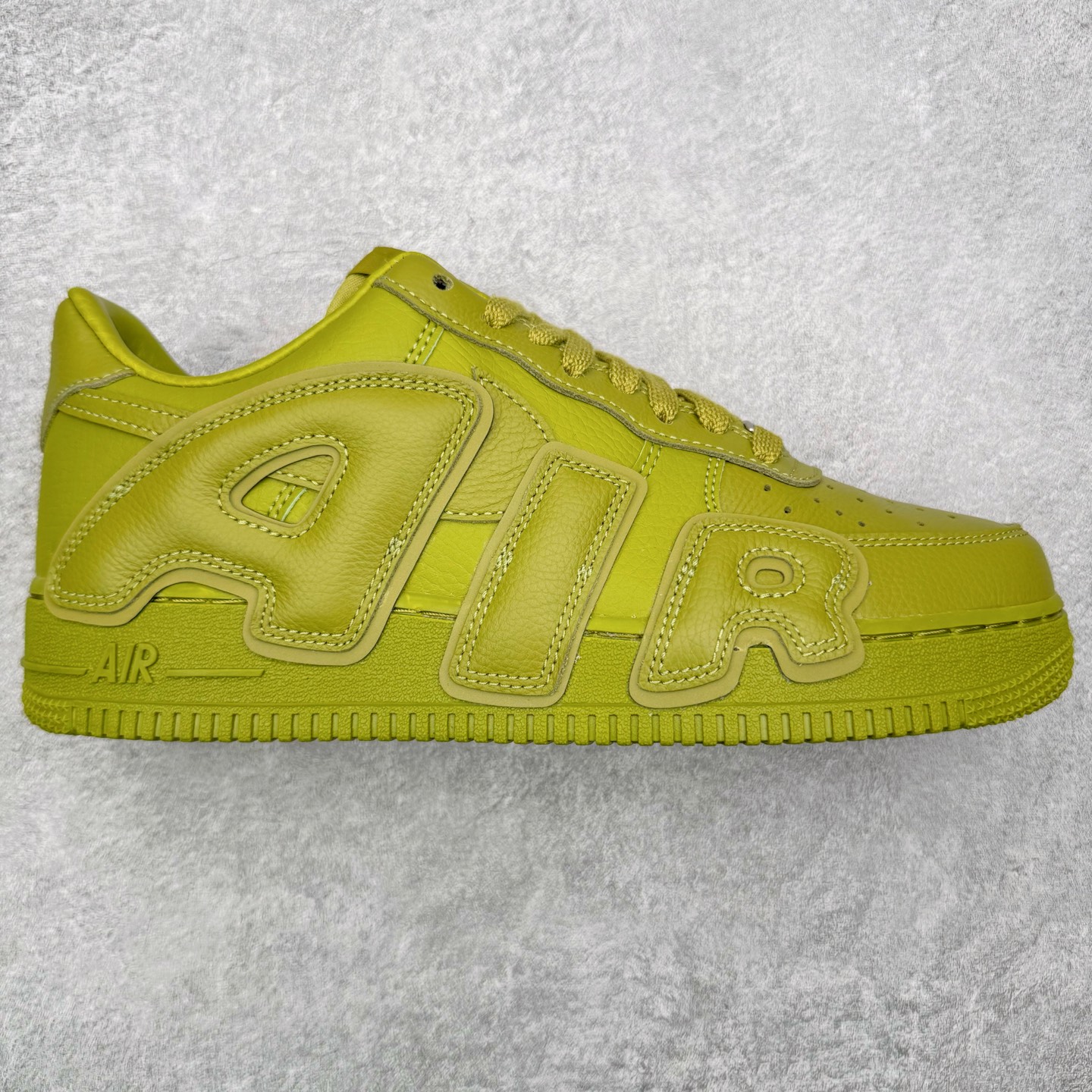 ＃SF外贸特供 CPFM x NK Air Force 1 07 Low 空军一号系列低帮经典百搭休闲运动板鞋 联名补丁字母 绿色 FQ7069-500 原厂特供同批次皮料与Zp零色差 原厂特供内外标均可过绿X扫描认证 独家私模2025全新鱼鳞纹大底 咬花纹路更加清晰 全新排版鞋头倒置五角星 五角星对比旧版老版本 间距放大 星星缩小 全套官方原配件 防尘布袋 全鞋电脑针车 工整有序 视觉效果满分 原厂拉帮手法 标准四线 密度针距针孔大小控制到位 原装反口里网布海绵 正确卡色网眼大小 新版鞋撑改用纸团代替 原厂港宝加持完美还原灵魂版型 从里到外百分百还原 内置Sole气垫 中底白色背胶 已经无限的接近公司 原厂楦头 原厂刺绣 后跟弧度完美 刷胶工序 同步原厂手法 线上全程关灯只用紫光灯根据划线刷胶水 严格把控溢胶及成型品控 独家私模最大开发到48.5 注意防尘袋配件丢失退货扣20 尺码：35.5 36 36.5 37.5 38 38.5 39 40 40.5 41 42 42.5 43 44 44.5 45 46 47.5 48.5-选品中心