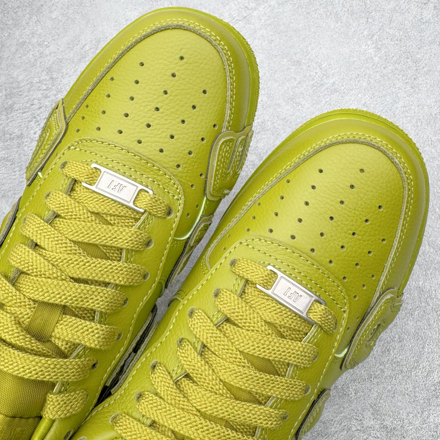 图片[6]-＃SF外贸特供 CPFM x NK Air Force 1 07 Low 空军一号系列低帮经典百搭休闲运动板鞋 联名补丁字母 绿色 FQ7069-500 原厂特供同批次皮料与Zp零色差 原厂特供内外标均可过绿X扫描认证 独家私模2025全新鱼鳞纹大底 咬花纹路更加清晰 全新排版鞋头倒置五角星 五角星对比旧版老版本 间距放大 星星缩小 全套官方原配件 防尘布袋 全鞋电脑针车 工整有序 视觉效果满分 原厂拉帮手法 标准四线 密度针距针孔大小控制到位 原装反口里网布海绵 正确卡色网眼大小 新版鞋撑改用纸团代替 原厂港宝加持完美还原灵魂版型 从里到外百分百还原 内置Sole气垫 中底白色背胶 已经无限的接近公司 原厂楦头 原厂刺绣 后跟弧度完美 刷胶工序 同步原厂手法 线上全程关灯只用紫光灯根据划线刷胶水 严格把控溢胶及成型品控 独家私模最大开发到48.5 注意防尘袋配件丢失退货扣20 尺码：35.5 36 36.5 37.5 38 38.5 39 40 40.5 41 42 42.5 43 44 44.5 45 46 47.5 48.5-选品中心