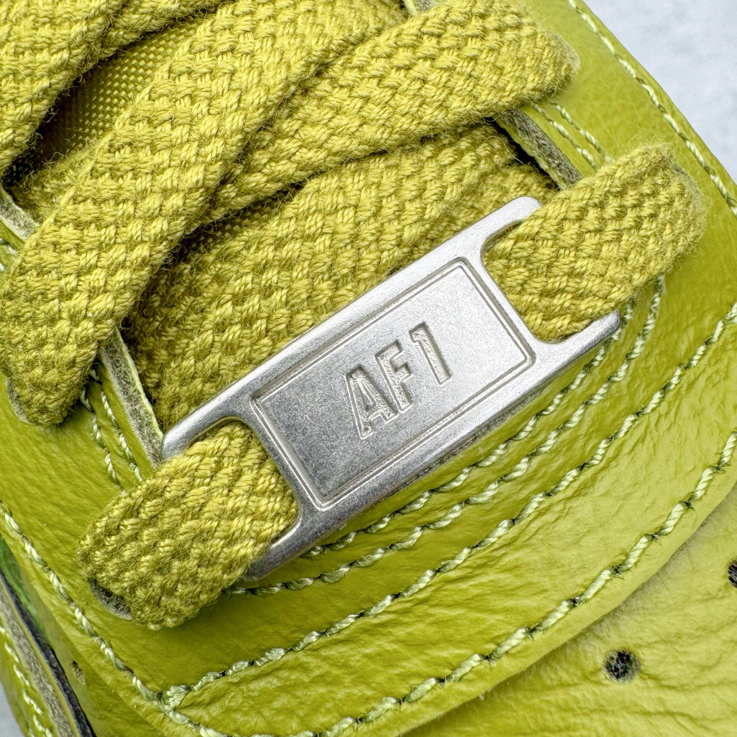 图片[15]-＃SF外贸特供 CPFM x NK Air Force 1 07 Low 空军一号系列低帮经典百搭休闲运动板鞋 联名补丁字母 绿色 FQ7069-500 原厂特供同批次皮料与Zp零色差 原厂特供内外标均可过绿X扫描认证 独家私模2025全新鱼鳞纹大底 咬花纹路更加清晰 全新排版鞋头倒置五角星 五角星对比旧版老版本 间距放大 星星缩小 全套官方原配件 防尘布袋 全鞋电脑针车 工整有序 视觉效果满分 原厂拉帮手法 标准四线 密度针距针孔大小控制到位 原装反口里网布海绵 正确卡色网眼大小 新版鞋撑改用纸团代替 原厂港宝加持完美还原灵魂版型 从里到外百分百还原 内置Sole气垫 中底白色背胶 已经无限的接近公司 原厂楦头 原厂刺绣 后跟弧度完美 刷胶工序 同步原厂手法 线上全程关灯只用紫光灯根据划线刷胶水 严格把控溢胶及成型品控 独家私模最大开发到48.5 注意防尘袋配件丢失退货扣20 尺码：35.5 36 36.5 37.5 38 38.5 39 40 40.5 41 42 42.5 43 44 44.5 45 46 47.5 48.5-选品中心