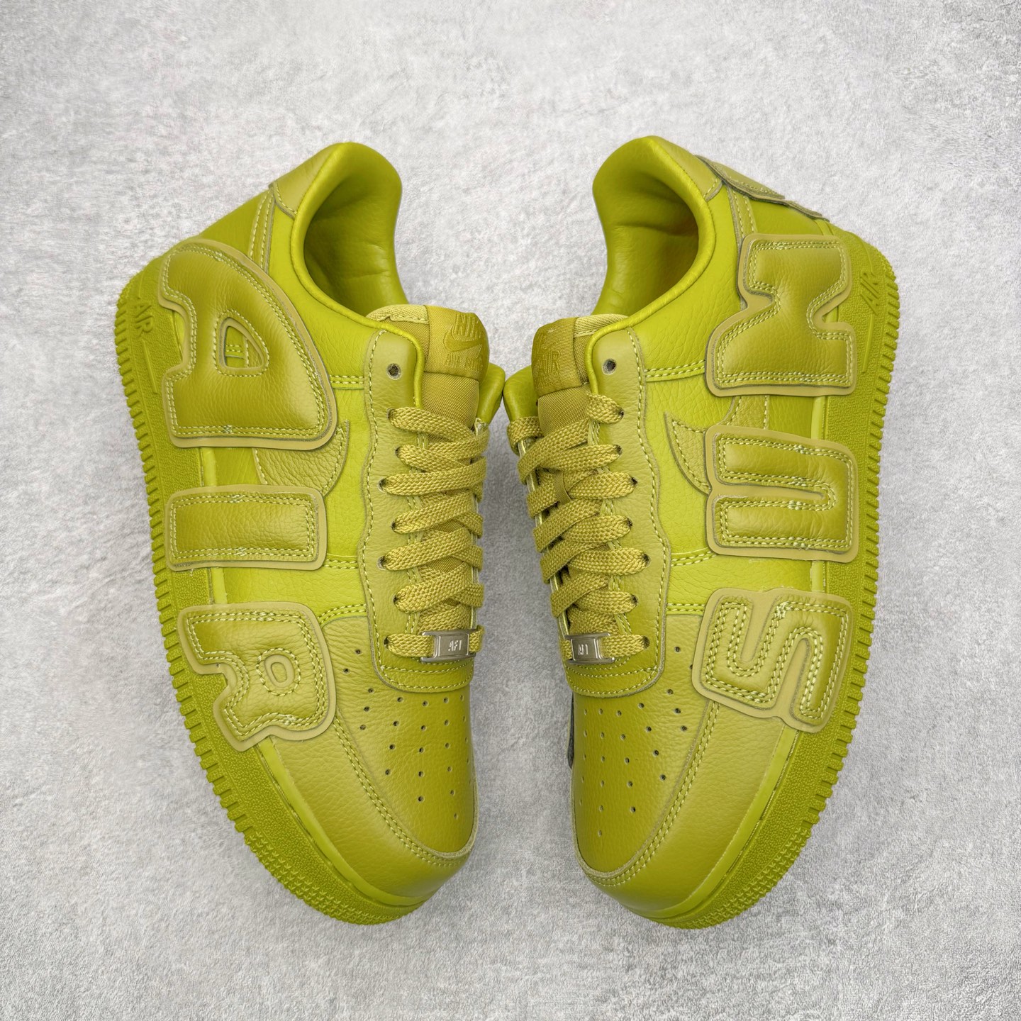 图片[3]-＃SF外贸特供 CPFM x NK Air Force 1 07 Low 空军一号系列低帮经典百搭休闲运动板鞋 联名补丁字母 绿色 FQ7069-500 原厂特供同批次皮料与Zp零色差 原厂特供内外标均可过绿X扫描认证 独家私模2025全新鱼鳞纹大底 咬花纹路更加清晰 全新排版鞋头倒置五角星 五角星对比旧版老版本 间距放大 星星缩小 全套官方原配件 防尘布袋 全鞋电脑针车 工整有序 视觉效果满分 原厂拉帮手法 标准四线 密度针距针孔大小控制到位 原装反口里网布海绵 正确卡色网眼大小 新版鞋撑改用纸团代替 原厂港宝加持完美还原灵魂版型 从里到外百分百还原 内置Sole气垫 中底白色背胶 已经无限的接近公司 原厂楦头 原厂刺绣 后跟弧度完美 刷胶工序 同步原厂手法 线上全程关灯只用紫光灯根据划线刷胶水 严格把控溢胶及成型品控 独家私模最大开发到48.5 注意防尘袋配件丢失退货扣20 尺码：35.5 36 36.5 37.5 38 38.5 39 40 40.5 41 42 42.5 43 44 44.5 45 46 47.5 48.5-选品中心