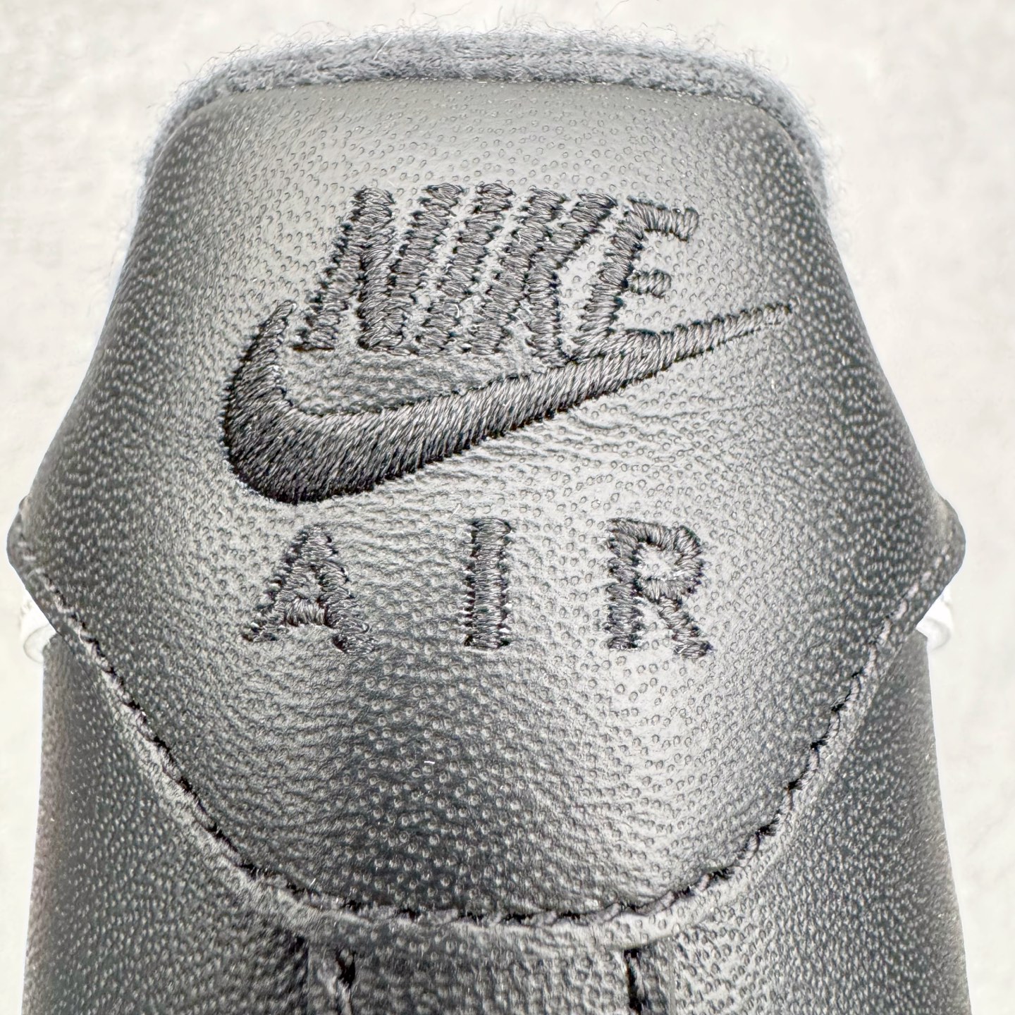 图片[10]-＃G版纯原 Supreme x NK AIR Force 1 Low 空军一号联名 黑白 CU9225-002 注意此配色为原厂皮料 独家私模2025全新鱼鳞纹大底 咬花纹路更加清晰 全新排版鞋头倒置五角星 五角星对比旧版老版本 间距放大 星星缩小 全套官方原配件 防尘布袋 全鞋电脑针车 工整有序 视觉效果满分 原厂拉帮手法 标准四线 密度针距针孔大小控制到位 原装反口里网布海绵 正确卡色网眼大小 新版鞋撑改用纸团代替 原厂港宝加持完美还原灵魂版型 从里到外百分百还原 内置Sole气垫 中底白色背胶 已经无限的接近公司 原厂楦头 原厂刺绣 后跟弧度完美 独家私模最大开发到48.5 尺码：35.5 36 36.5 37.5 38 38.5 39 40 40.5 41 42 42.5 43 44 44.5 45 46 47.5 48.5-选品中心