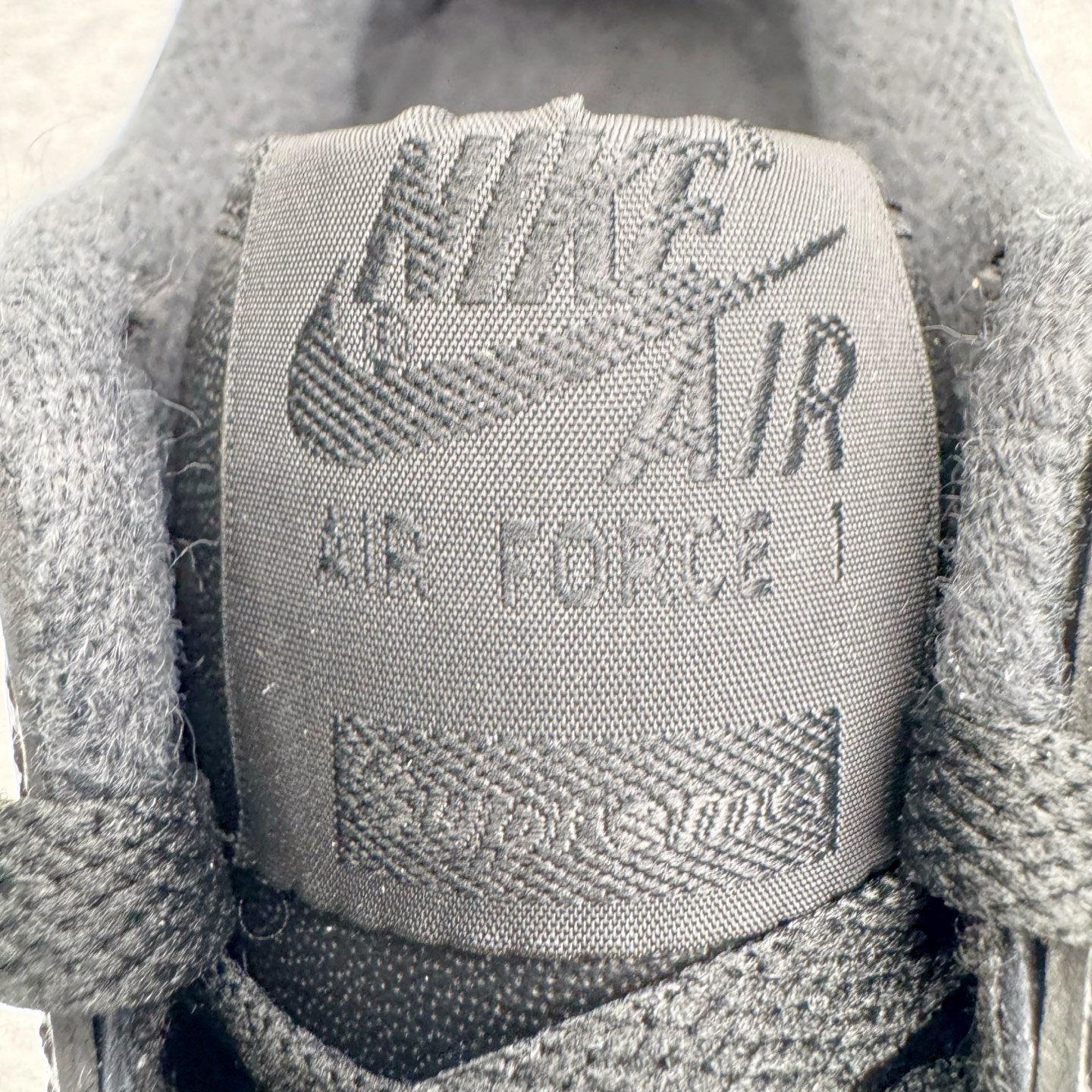 图片[19]-＃G版纯原 Supreme x NK AIR Force 1 Low 空军一号联名 黑白 CU9225-002 注意此配色为原厂皮料 独家私模2025全新鱼鳞纹大底 咬花纹路更加清晰 全新排版鞋头倒置五角星 五角星对比旧版老版本 间距放大 星星缩小 全套官方原配件 防尘布袋 全鞋电脑针车 工整有序 视觉效果满分 原厂拉帮手法 标准四线 密度针距针孔大小控制到位 原装反口里网布海绵 正确卡色网眼大小 新版鞋撑改用纸团代替 原厂港宝加持完美还原灵魂版型 从里到外百分百还原 内置Sole气垫 中底白色背胶 已经无限的接近公司 原厂楦头 原厂刺绣 后跟弧度完美 独家私模最大开发到48.5 尺码：35.5 36 36.5 37.5 38 38.5 39 40 40.5 41 42 42.5 43 44 44.5 45 46 47.5 48.5-选品中心