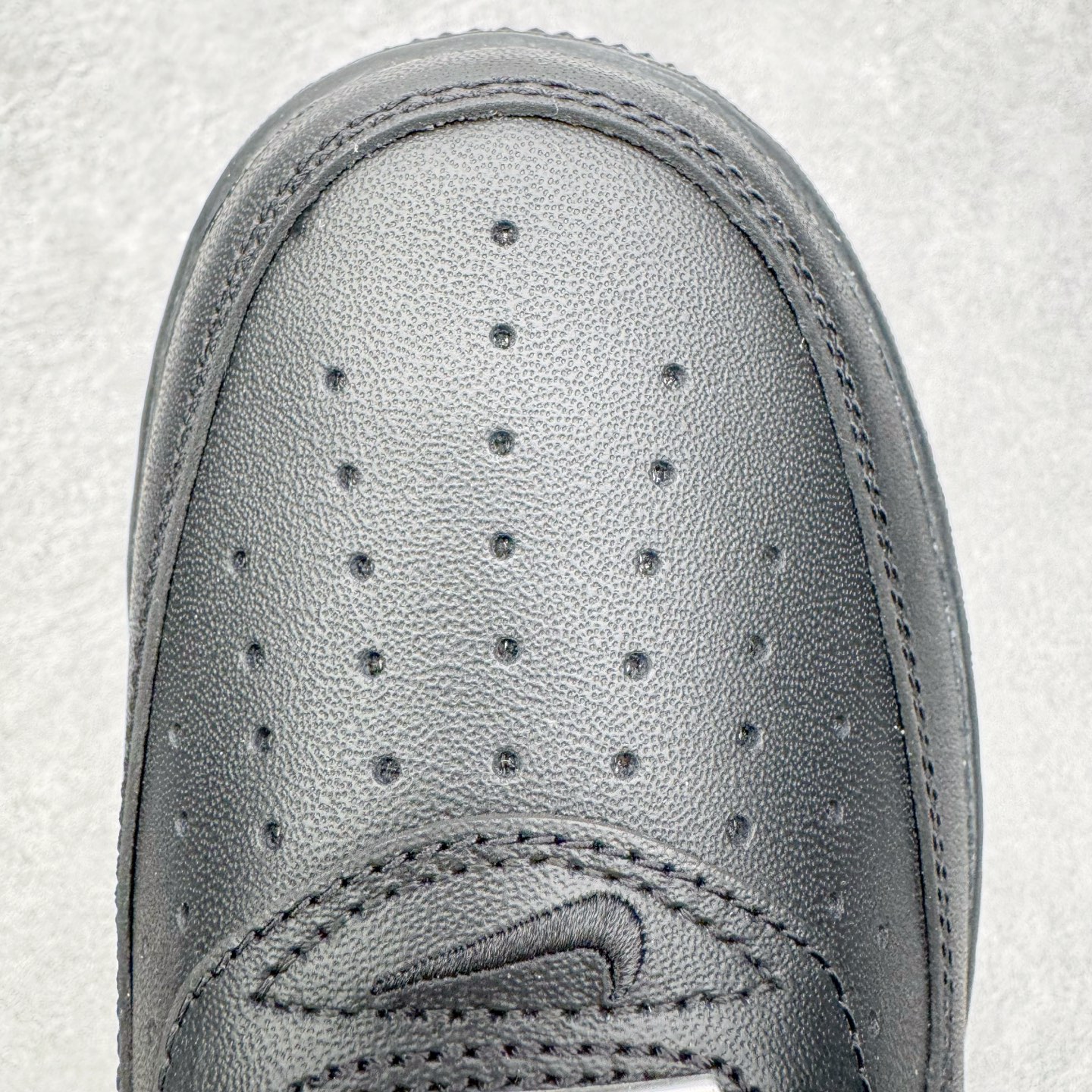 图片[17]-＃G版纯原 Supreme x NK AIR Force 1 Low 空军一号联名 黑白 CU9225-002 注意此配色为原厂皮料 独家私模2025全新鱼鳞纹大底 咬花纹路更加清晰 全新排版鞋头倒置五角星 五角星对比旧版老版本 间距放大 星星缩小 全套官方原配件 防尘布袋 全鞋电脑针车 工整有序 视觉效果满分 原厂拉帮手法 标准四线 密度针距针孔大小控制到位 原装反口里网布海绵 正确卡色网眼大小 新版鞋撑改用纸团代替 原厂港宝加持完美还原灵魂版型 从里到外百分百还原 内置Sole气垫 中底白色背胶 已经无限的接近公司 原厂楦头 原厂刺绣 后跟弧度完美 独家私模最大开发到48.5 尺码：35.5 36 36.5 37.5 38 38.5 39 40 40.5 41 42 42.5 43 44 44.5 45 46 47.5 48.5-选品中心