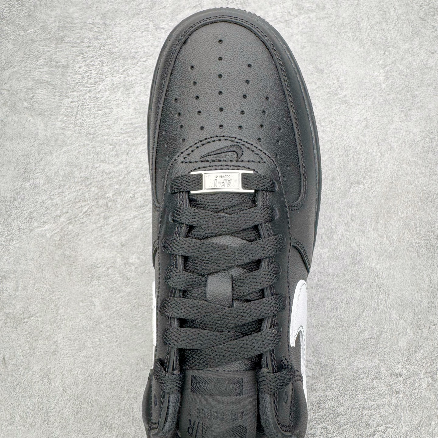 图片[4]-＃G版纯原 Supreme x NK AIR Force 1 Low 空军一号联名 黑白 CU9225-002 注意此配色为原厂皮料 独家私模2025全新鱼鳞纹大底 咬花纹路更加清晰 全新排版鞋头倒置五角星 五角星对比旧版老版本 间距放大 星星缩小 全套官方原配件 防尘布袋 全鞋电脑针车 工整有序 视觉效果满分 原厂拉帮手法 标准四线 密度针距针孔大小控制到位 原装反口里网布海绵 正确卡色网眼大小 新版鞋撑改用纸团代替 原厂港宝加持完美还原灵魂版型 从里到外百分百还原 内置Sole气垫 中底白色背胶 已经无限的接近公司 原厂楦头 原厂刺绣 后跟弧度完美 独家私模最大开发到48.5 尺码：35.5 36 36.5 37.5 38 38.5 39 40 40.5 41 42 42.5 43 44 44.5 45 46 47.5 48.5-选品中心