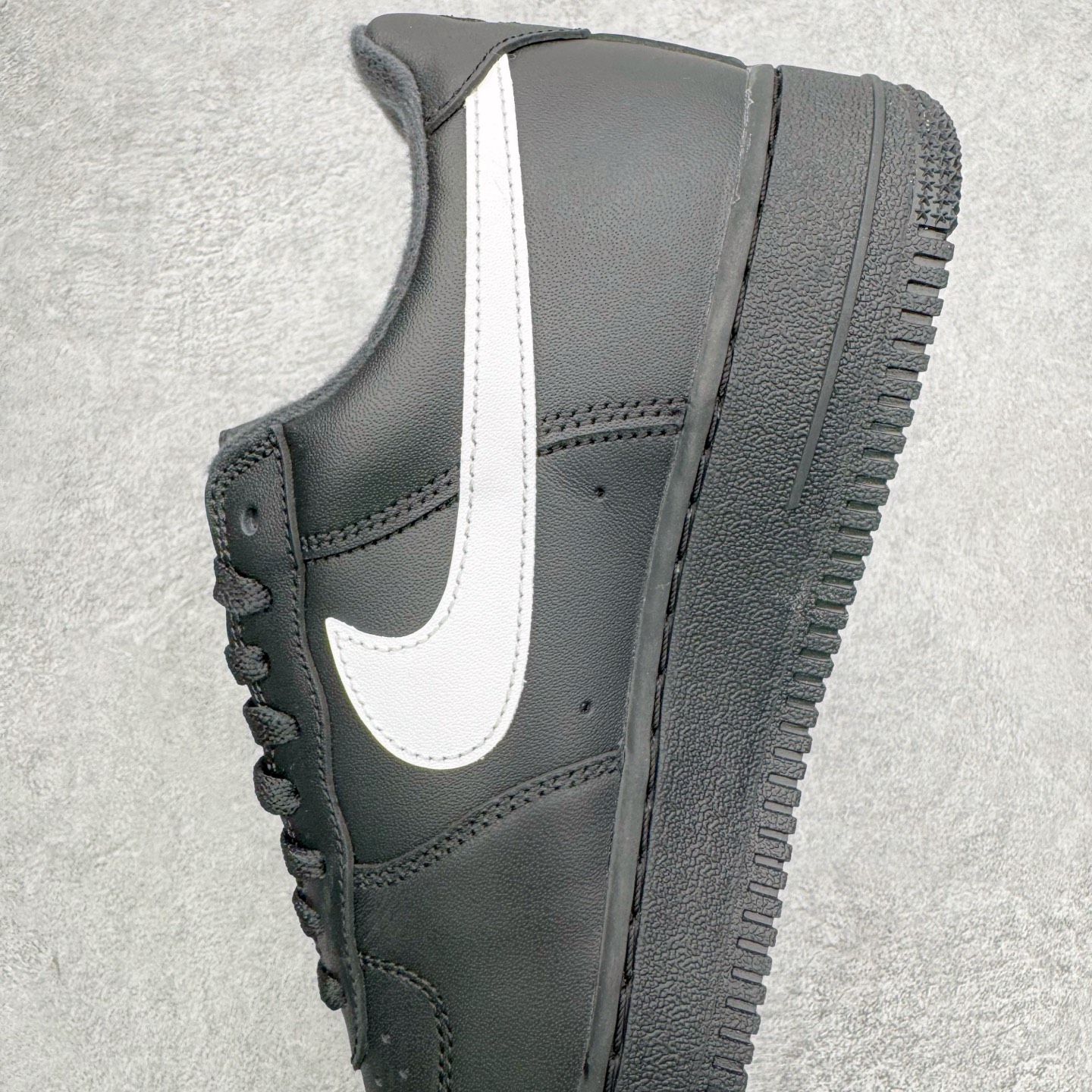 图片[7]-＃G版纯原 Supreme x NK AIR Force 1 Low 空军一号联名 黑白 CU9225-002 注意此配色为原厂皮料 独家私模2025全新鱼鳞纹大底 咬花纹路更加清晰 全新排版鞋头倒置五角星 五角星对比旧版老版本 间距放大 星星缩小 全套官方原配件 防尘布袋 全鞋电脑针车 工整有序 视觉效果满分 原厂拉帮手法 标准四线 密度针距针孔大小控制到位 原装反口里网布海绵 正确卡色网眼大小 新版鞋撑改用纸团代替 原厂港宝加持完美还原灵魂版型 从里到外百分百还原 内置Sole气垫 中底白色背胶 已经无限的接近公司 原厂楦头 原厂刺绣 后跟弧度完美 独家私模最大开发到48.5 尺码：35.5 36 36.5 37.5 38 38.5 39 40 40.5 41 42 42.5 43 44 44.5 45 46 47.5 48.5-选品中心