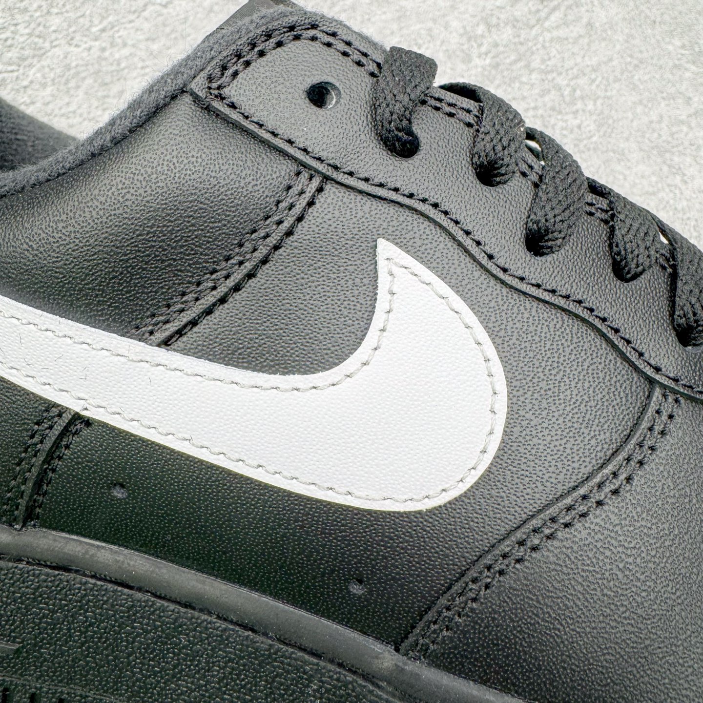 图片[15]-＃G版纯原 Supreme x NK AIR Force 1 Low 空军一号联名 黑白 CU9225-002 注意此配色为原厂皮料 独家私模2025全新鱼鳞纹大底 咬花纹路更加清晰 全新排版鞋头倒置五角星 五角星对比旧版老版本 间距放大 星星缩小 全套官方原配件 防尘布袋 全鞋电脑针车 工整有序 视觉效果满分 原厂拉帮手法 标准四线 密度针距针孔大小控制到位 原装反口里网布海绵 正确卡色网眼大小 新版鞋撑改用纸团代替 原厂港宝加持完美还原灵魂版型 从里到外百分百还原 内置Sole气垫 中底白色背胶 已经无限的接近公司 原厂楦头 原厂刺绣 后跟弧度完美 独家私模最大开发到48.5 尺码：35.5 36 36.5 37.5 38 38.5 39 40 40.5 41 42 42.5 43 44 44.5 45 46 47.5 48.5-选品中心