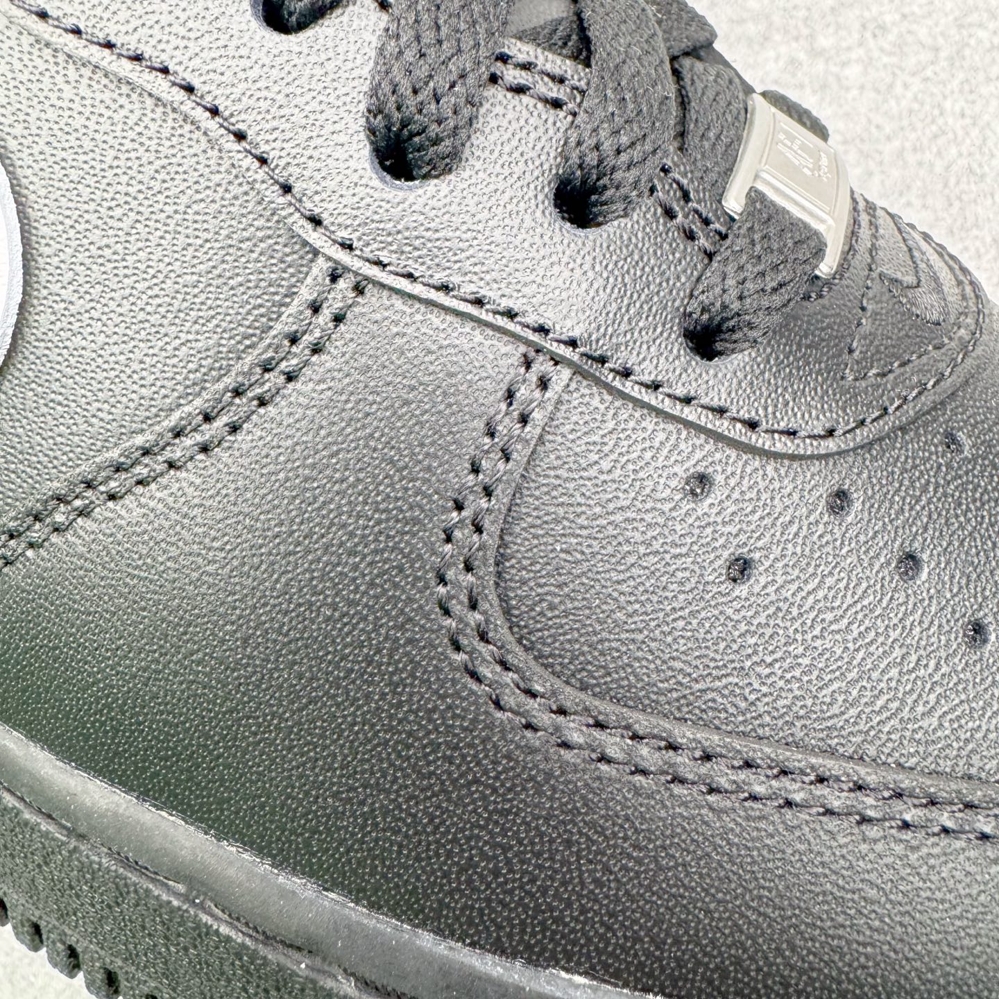 图片[16]-＃G版纯原 Supreme x NK AIR Force 1 Low 空军一号联名 黑白 CU9225-002 注意此配色为原厂皮料 独家私模2025全新鱼鳞纹大底 咬花纹路更加清晰 全新排版鞋头倒置五角星 五角星对比旧版老版本 间距放大 星星缩小 全套官方原配件 防尘布袋 全鞋电脑针车 工整有序 视觉效果满分 原厂拉帮手法 标准四线 密度针距针孔大小控制到位 原装反口里网布海绵 正确卡色网眼大小 新版鞋撑改用纸团代替 原厂港宝加持完美还原灵魂版型 从里到外百分百还原 内置Sole气垫 中底白色背胶 已经无限的接近公司 原厂楦头 原厂刺绣 后跟弧度完美 独家私模最大开发到48.5 尺码：35.5 36 36.5 37.5 38 38.5 39 40 40.5 41 42 42.5 43 44 44.5 45 46 47.5 48.5-选品中心