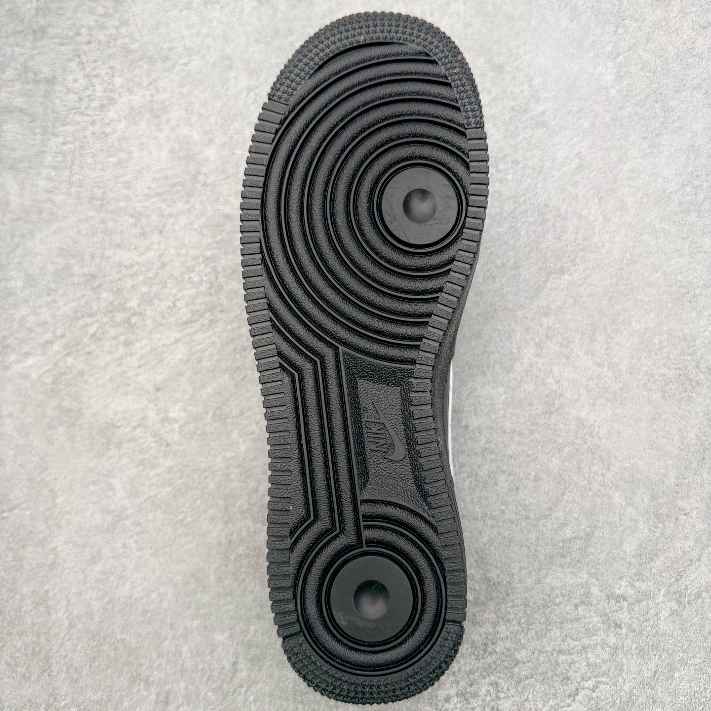 图片[9]-＃G版纯原 Supreme x NK AIR Force 1 Low 空军一号联名 黑白 CU9225-002 注意此配色为原厂皮料 独家私模2025全新鱼鳞纹大底 咬花纹路更加清晰 全新排版鞋头倒置五角星 五角星对比旧版老版本 间距放大 星星缩小 全套官方原配件 防尘布袋 全鞋电脑针车 工整有序 视觉效果满分 原厂拉帮手法 标准四线 密度针距针孔大小控制到位 原装反口里网布海绵 正确卡色网眼大小 新版鞋撑改用纸团代替 原厂港宝加持完美还原灵魂版型 从里到外百分百还原 内置Sole气垫 中底白色背胶 已经无限的接近公司 原厂楦头 原厂刺绣 后跟弧度完美 独家私模最大开发到48.5 尺码：35.5 36 36.5 37.5 38 38.5 39 40 40.5 41 42 42.5 43 44 44.5 45 46 47.5 48.5-选品中心