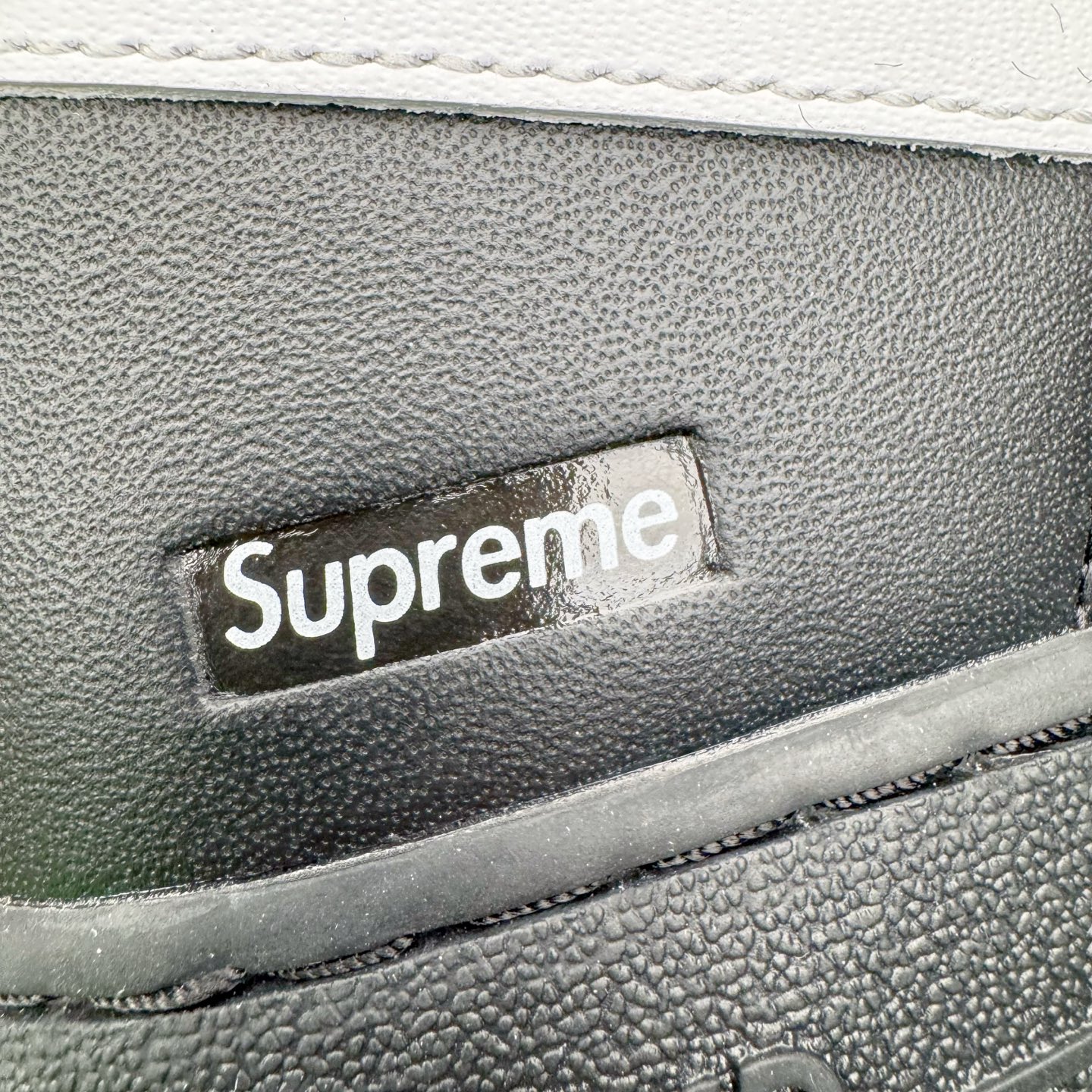 图片[12]-＃G版纯原 Supreme x NK AIR Force 1 Low 空军一号联名 黑白 CU9225-002 注意此配色为原厂皮料 独家私模2025全新鱼鳞纹大底 咬花纹路更加清晰 全新排版鞋头倒置五角星 五角星对比旧版老版本 间距放大 星星缩小 全套官方原配件 防尘布袋 全鞋电脑针车 工整有序 视觉效果满分 原厂拉帮手法 标准四线 密度针距针孔大小控制到位 原装反口里网布海绵 正确卡色网眼大小 新版鞋撑改用纸团代替 原厂港宝加持完美还原灵魂版型 从里到外百分百还原 内置Sole气垫 中底白色背胶 已经无限的接近公司 原厂楦头 原厂刺绣 后跟弧度完美 独家私模最大开发到48.5 尺码：35.5 36 36.5 37.5 38 38.5 39 40 40.5 41 42 42.5 43 44 44.5 45 46 47.5 48.5-选品中心