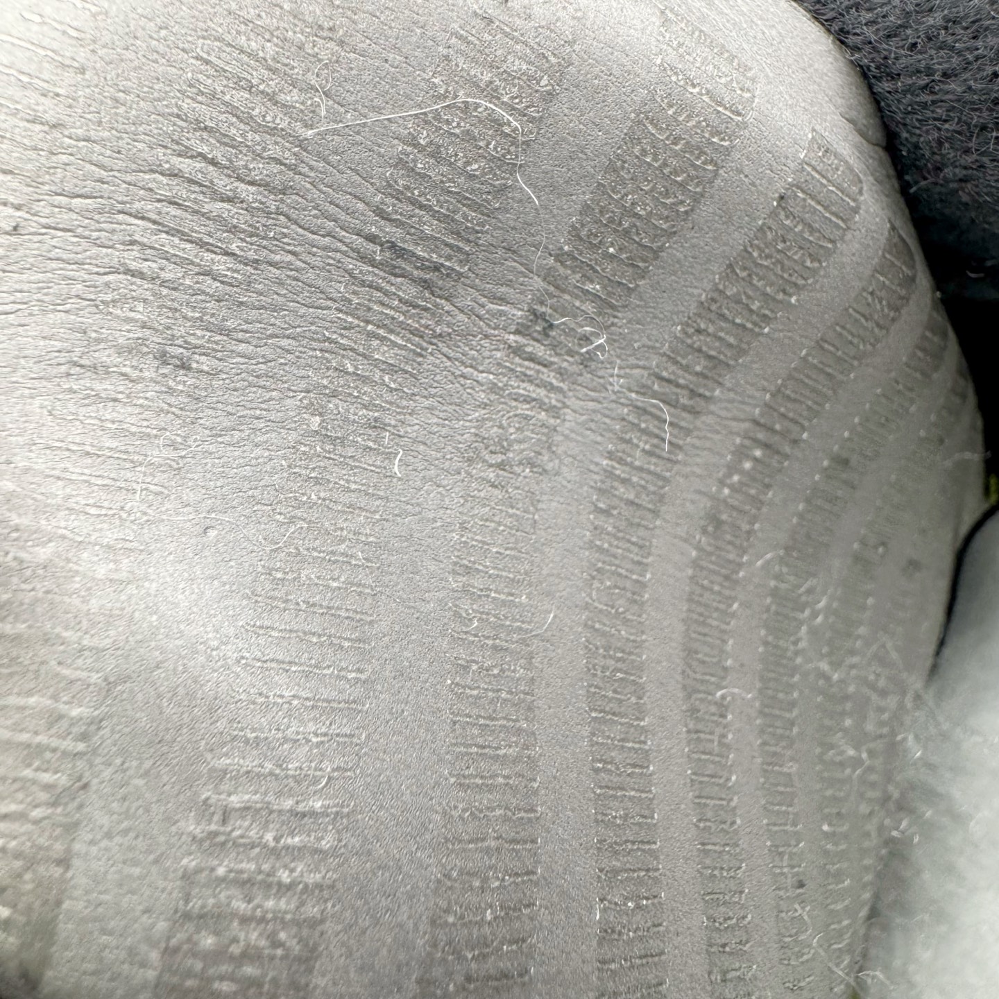 图片[23]-＃G版纯原 Supreme x NK AIR Force 1 Low 空军一号联名 黑白 CU9225-002 注意此配色为原厂皮料 独家私模2025全新鱼鳞纹大底 咬花纹路更加清晰 全新排版鞋头倒置五角星 五角星对比旧版老版本 间距放大 星星缩小 全套官方原配件 防尘布袋 全鞋电脑针车 工整有序 视觉效果满分 原厂拉帮手法 标准四线 密度针距针孔大小控制到位 原装反口里网布海绵 正确卡色网眼大小 新版鞋撑改用纸团代替 原厂港宝加持完美还原灵魂版型 从里到外百分百还原 内置Sole气垫 中底白色背胶 已经无限的接近公司 原厂楦头 原厂刺绣 后跟弧度完美 独家私模最大开发到48.5 尺码：35.5 36 36.5 37.5 38 38.5 39 40 40.5 41 42 42.5 43 44 44.5 45 46 47.5 48.5-选品中心