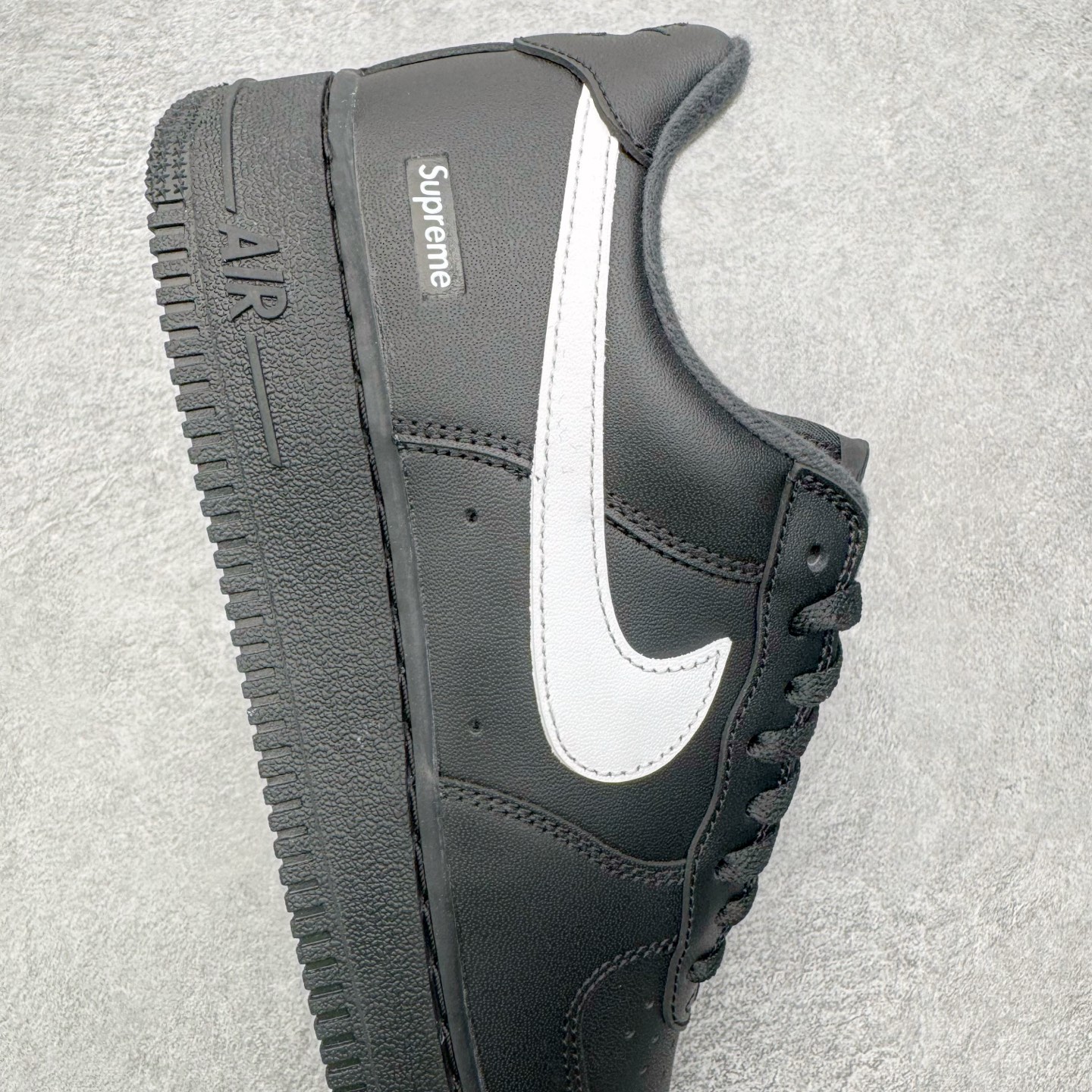 图片[6]-＃G版纯原 Supreme x NK AIR Force 1 Low 空军一号联名 黑白 CU9225-002 注意此配色为原厂皮料 独家私模2025全新鱼鳞纹大底 咬花纹路更加清晰 全新排版鞋头倒置五角星 五角星对比旧版老版本 间距放大 星星缩小 全套官方原配件 防尘布袋 全鞋电脑针车 工整有序 视觉效果满分 原厂拉帮手法 标准四线 密度针距针孔大小控制到位 原装反口里网布海绵 正确卡色网眼大小 新版鞋撑改用纸团代替 原厂港宝加持完美还原灵魂版型 从里到外百分百还原 内置Sole气垫 中底白色背胶 已经无限的接近公司 原厂楦头 原厂刺绣 后跟弧度完美 独家私模最大开发到48.5 尺码：35.5 36 36.5 37.5 38 38.5 39 40 40.5 41 42 42.5 43 44 44.5 45 46 47.5 48.5-选品中心