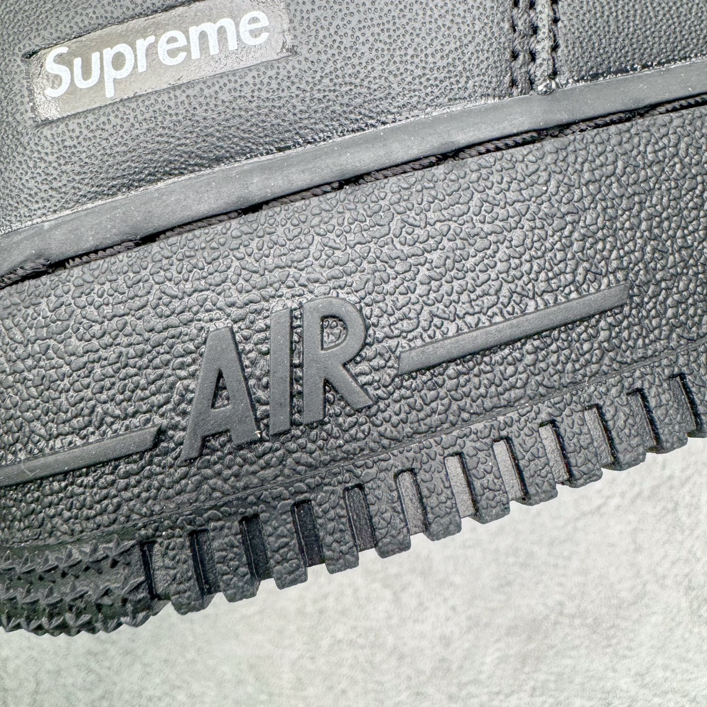 图片[14]-＃G版纯原 Supreme x NK AIR Force 1 Low 空军一号联名 黑白 CU9225-002 注意此配色为原厂皮料 独家私模2025全新鱼鳞纹大底 咬花纹路更加清晰 全新排版鞋头倒置五角星 五角星对比旧版老版本 间距放大 星星缩小 全套官方原配件 防尘布袋 全鞋电脑针车 工整有序 视觉效果满分 原厂拉帮手法 标准四线 密度针距针孔大小控制到位 原装反口里网布海绵 正确卡色网眼大小 新版鞋撑改用纸团代替 原厂港宝加持完美还原灵魂版型 从里到外百分百还原 内置Sole气垫 中底白色背胶 已经无限的接近公司 原厂楦头 原厂刺绣 后跟弧度完美 独家私模最大开发到48.5 尺码：35.5 36 36.5 37.5 38 38.5 39 40 40.5 41 42 42.5 43 44 44.5 45 46 47.5 48.5-选品中心