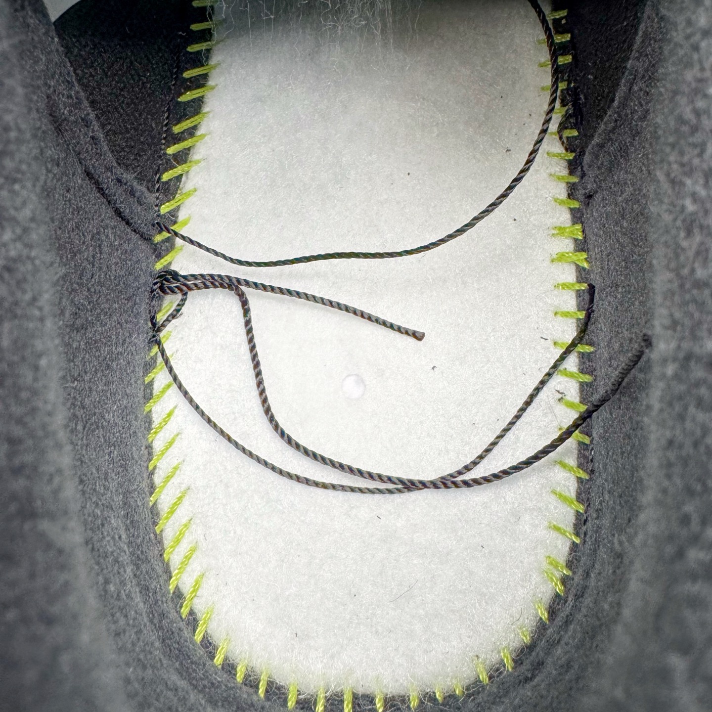 图片[22]-＃G版纯原 Supreme x NK AIR Force 1 Low 空军一号联名 黑白 CU9225-002 注意此配色为原厂皮料 独家私模2025全新鱼鳞纹大底 咬花纹路更加清晰 全新排版鞋头倒置五角星 五角星对比旧版老版本 间距放大 星星缩小 全套官方原配件 防尘布袋 全鞋电脑针车 工整有序 视觉效果满分 原厂拉帮手法 标准四线 密度针距针孔大小控制到位 原装反口里网布海绵 正确卡色网眼大小 新版鞋撑改用纸团代替 原厂港宝加持完美还原灵魂版型 从里到外百分百还原 内置Sole气垫 中底白色背胶 已经无限的接近公司 原厂楦头 原厂刺绣 后跟弧度完美 独家私模最大开发到48.5 尺码：35.5 36 36.5 37.5 38 38.5 39 40 40.5 41 42 42.5 43 44 44.5 45 46 47.5 48.5-选品中心