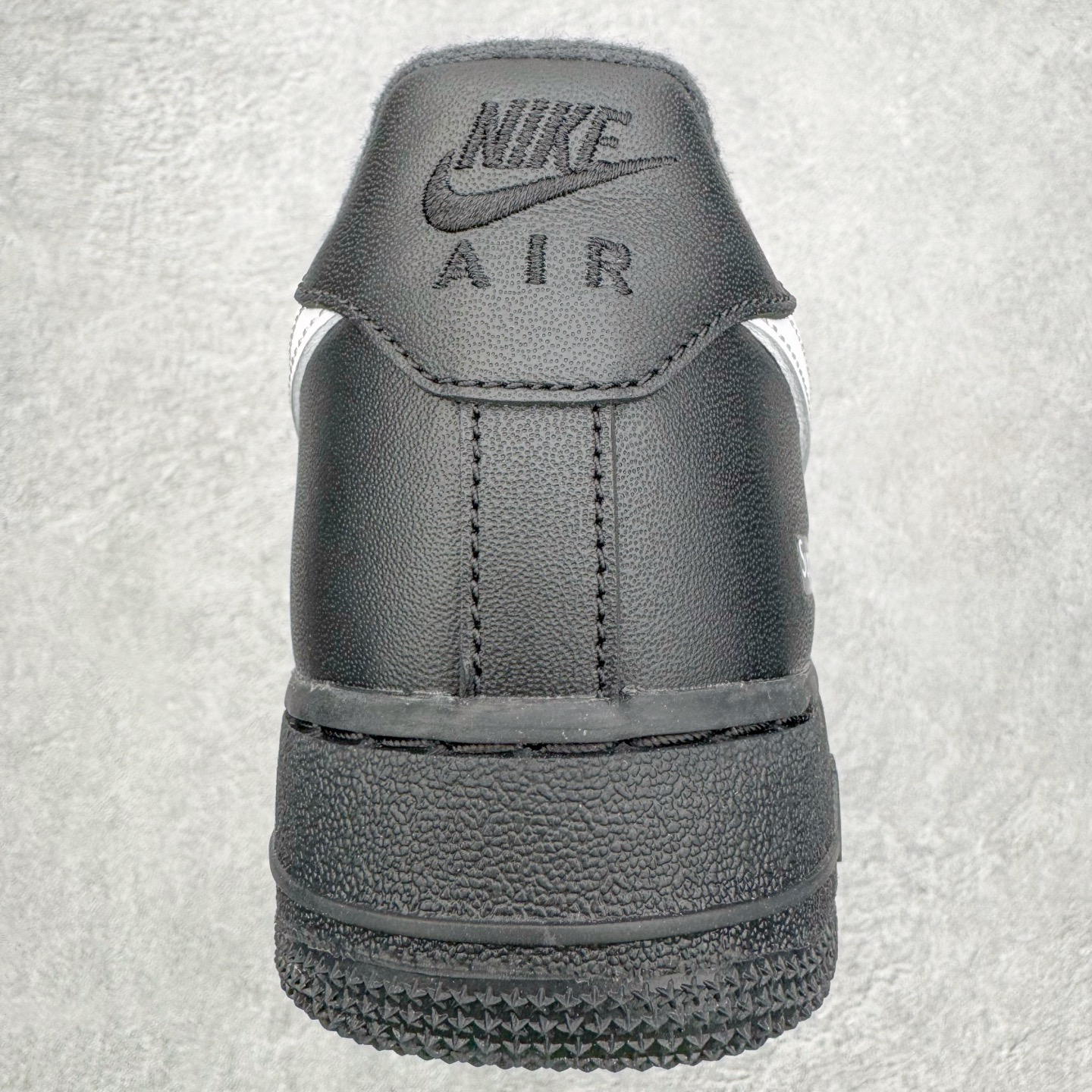 图片[8]-＃G版纯原 Supreme x NK AIR Force 1 Low 空军一号联名 黑白 CU9225-002 注意此配色为原厂皮料 独家私模2025全新鱼鳞纹大底 咬花纹路更加清晰 全新排版鞋头倒置五角星 五角星对比旧版老版本 间距放大 星星缩小 全套官方原配件 防尘布袋 全鞋电脑针车 工整有序 视觉效果满分 原厂拉帮手法 标准四线 密度针距针孔大小控制到位 原装反口里网布海绵 正确卡色网眼大小 新版鞋撑改用纸团代替 原厂港宝加持完美还原灵魂版型 从里到外百分百还原 内置Sole气垫 中底白色背胶 已经无限的接近公司 原厂楦头 原厂刺绣 后跟弧度完美 独家私模最大开发到48.5 尺码：35.5 36 36.5 37.5 38 38.5 39 40 40.5 41 42 42.5 43 44 44.5 45 46 47.5 48.5-选品中心