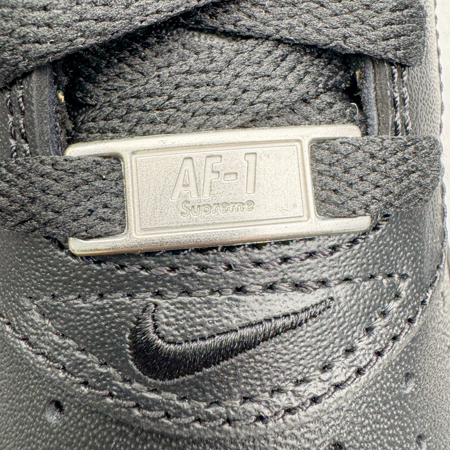 图片[18]-＃G版纯原 Supreme x NK AIR Force 1 Low 空军一号联名 黑白 CU9225-002 注意此配色为原厂皮料 独家私模2025全新鱼鳞纹大底 咬花纹路更加清晰 全新排版鞋头倒置五角星 五角星对比旧版老版本 间距放大 星星缩小 全套官方原配件 防尘布袋 全鞋电脑针车 工整有序 视觉效果满分 原厂拉帮手法 标准四线 密度针距针孔大小控制到位 原装反口里网布海绵 正确卡色网眼大小 新版鞋撑改用纸团代替 原厂港宝加持完美还原灵魂版型 从里到外百分百还原 内置Sole气垫 中底白色背胶 已经无限的接近公司 原厂楦头 原厂刺绣 后跟弧度完美 独家私模最大开发到48.5 尺码：35.5 36 36.5 37.5 38 38.5 39 40 40.5 41 42 42.5 43 44 44.5 45 46 47.5 48.5-选品中心