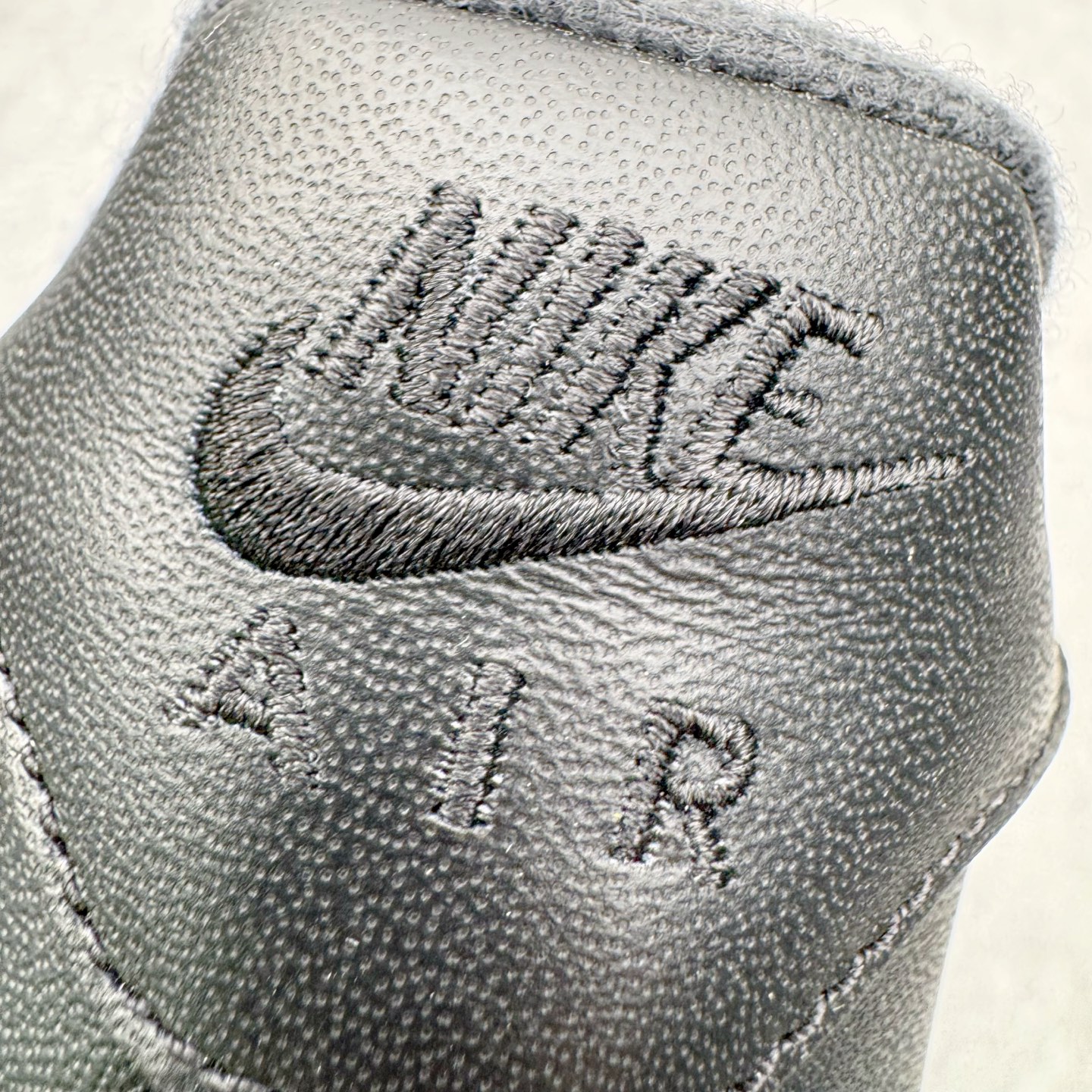 图片[20]-＃G版纯原 Supreme x NK AIR Force 1 Low 空军一号联名 黑白 CU9225-002 注意此配色为原厂皮料 独家私模2025全新鱼鳞纹大底 咬花纹路更加清晰 全新排版鞋头倒置五角星 五角星对比旧版老版本 间距放大 星星缩小 全套官方原配件 防尘布袋 全鞋电脑针车 工整有序 视觉效果满分 原厂拉帮手法 标准四线 密度针距针孔大小控制到位 原装反口里网布海绵 正确卡色网眼大小 新版鞋撑改用纸团代替 原厂港宝加持完美还原灵魂版型 从里到外百分百还原 内置Sole气垫 中底白色背胶 已经无限的接近公司 原厂楦头 原厂刺绣 后跟弧度完美 独家私模最大开发到48.5 尺码：35.5 36 36.5 37.5 38 38.5 39 40 40.5 41 42 42.5 43 44 44.5 45 46 47.5 48.5-选品中心