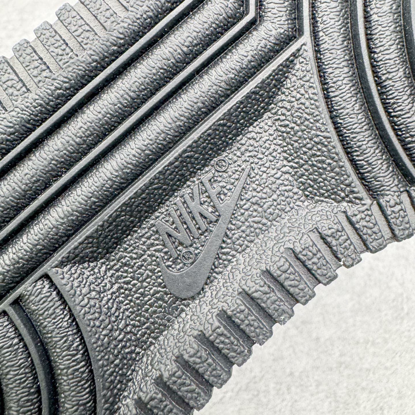 图片[11]-＃G版纯原 Supreme x NK AIR Force 1 Low 空军一号联名 黑白 CU9225-002 注意此配色为原厂皮料 独家私模2025全新鱼鳞纹大底 咬花纹路更加清晰 全新排版鞋头倒置五角星 五角星对比旧版老版本 间距放大 星星缩小 全套官方原配件 防尘布袋 全鞋电脑针车 工整有序 视觉效果满分 原厂拉帮手法 标准四线 密度针距针孔大小控制到位 原装反口里网布海绵 正确卡色网眼大小 新版鞋撑改用纸团代替 原厂港宝加持完美还原灵魂版型 从里到外百分百还原 内置Sole气垫 中底白色背胶 已经无限的接近公司 原厂楦头 原厂刺绣 后跟弧度完美 独家私模最大开发到48.5 尺码：35.5 36 36.5 37.5 38 38.5 39 40 40.5 41 42 42.5 43 44 44.5 45 46 47.5 48.5-选品中心