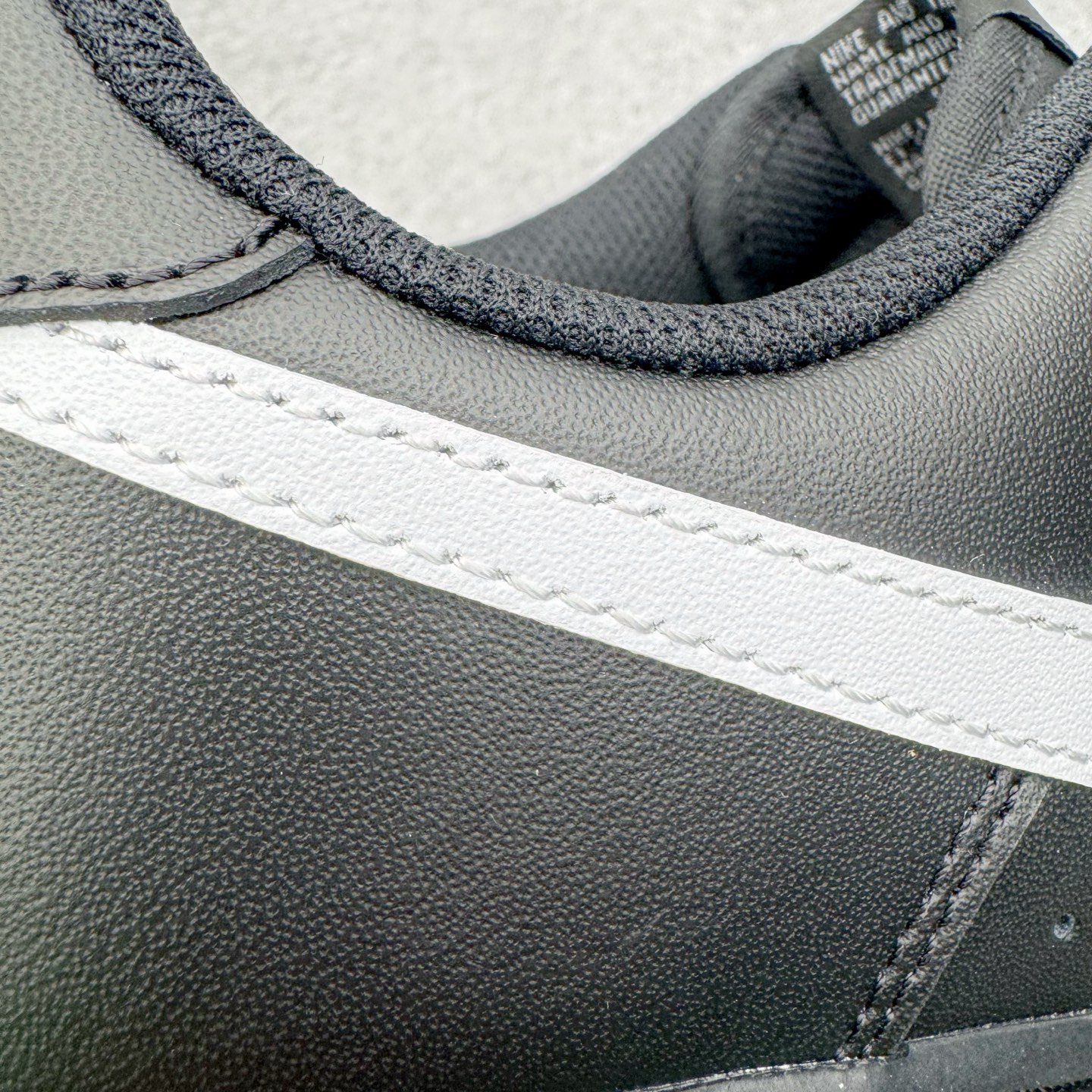 图片[18]-＃G版纯原 NK Air Force 1 Low \’07 空军一号低帮经典板鞋 2025新版 黑白 FZ0627-010 独家私模2025全新鱼鳞纹大底 咬花纹路更加清晰 全新排版鞋头倒置五角星 五角星对比旧版老版本 间距放大 星星缩小 全套官方原配件 防尘布袋 全鞋电脑针车 工整有序 视觉效果满分 原厂拉帮手法 标准四线 密度针距针孔大小控制到位 原装反口里网布海绵 正确卡色网眼大小 新版鞋撑改用纸团代替 原厂港宝加持完美还原灵魂版型 从里到外百分百还原 内置Sole气垫 中底白色背胶 已经无限的接近公司 原厂楦头 原厂刺绣 后跟弧度完美 独家私模最大开发到48.5 尺码：35.5 36 36.5 37.5 38 38.5 39 40 40.5 41 42 42.5 43 44 44.5 45 46 47.5 48.5-选品中心