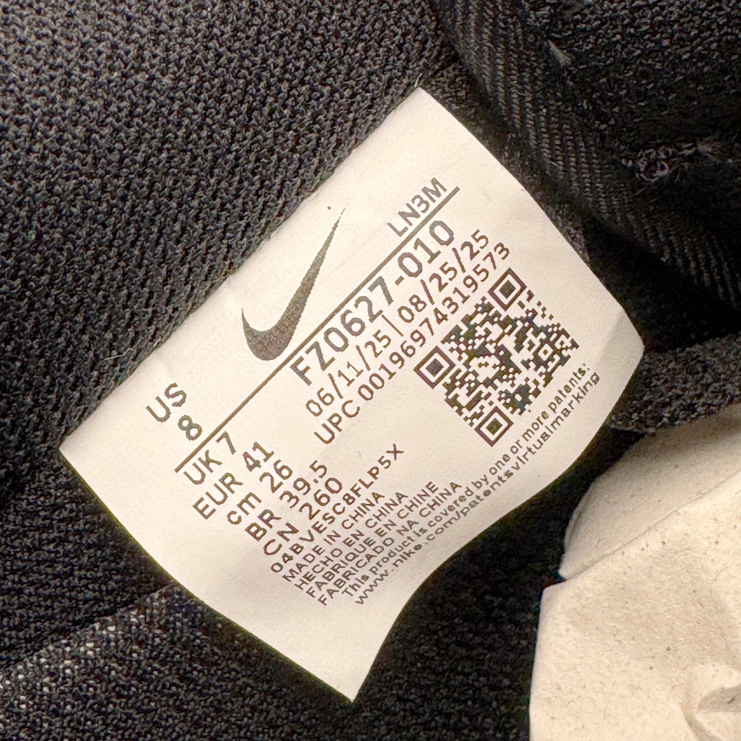 图片[13]-＃G版纯原 NK Air Force 1 Low \’07 空军一号低帮经典板鞋 2025新版 黑白 FZ0627-010 独家私模2025全新鱼鳞纹大底 咬花纹路更加清晰 全新排版鞋头倒置五角星 五角星对比旧版老版本 间距放大 星星缩小 全套官方原配件 防尘布袋 全鞋电脑针车 工整有序 视觉效果满分 原厂拉帮手法 标准四线 密度针距针孔大小控制到位 原装反口里网布海绵 正确卡色网眼大小 新版鞋撑改用纸团代替 原厂港宝加持完美还原灵魂版型 从里到外百分百还原 内置Sole气垫 中底白色背胶 已经无限的接近公司 原厂楦头 原厂刺绣 后跟弧度完美 独家私模最大开发到48.5 尺码：35.5 36 36.5 37.5 38 38.5 39 40 40.5 41 42 42.5 43 44 44.5 45 46 47.5 48.5-选品中心