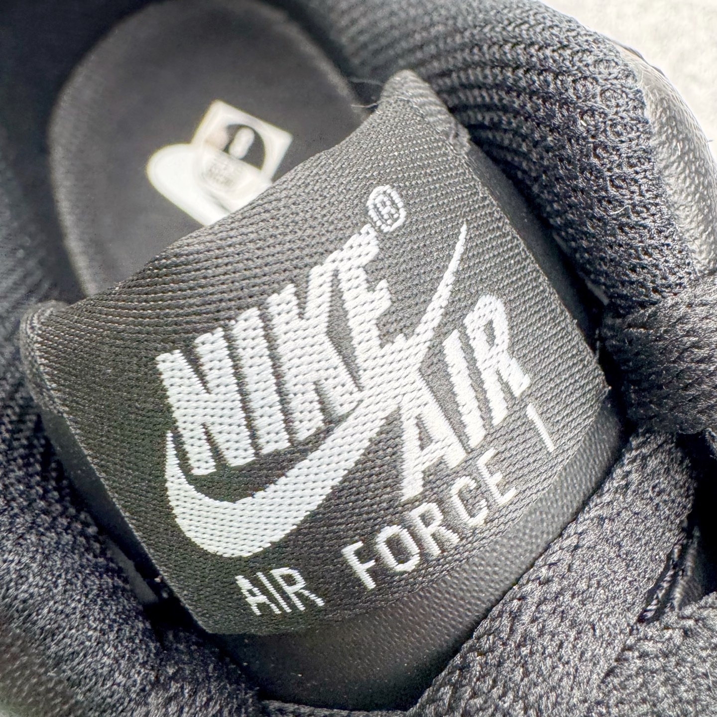 图片[14]-＃G版纯原 NK Air Force 1 Low \’07 空军一号低帮经典板鞋 2025新版 黑白 FZ0627-010 独家私模2025全新鱼鳞纹大底 咬花纹路更加清晰 全新排版鞋头倒置五角星 五角星对比旧版老版本 间距放大 星星缩小 全套官方原配件 防尘布袋 全鞋电脑针车 工整有序 视觉效果满分 原厂拉帮手法 标准四线 密度针距针孔大小控制到位 原装反口里网布海绵 正确卡色网眼大小 新版鞋撑改用纸团代替 原厂港宝加持完美还原灵魂版型 从里到外百分百还原 内置Sole气垫 中底白色背胶 已经无限的接近公司 原厂楦头 原厂刺绣 后跟弧度完美 独家私模最大开发到48.5 尺码：35.5 36 36.5 37.5 38 38.5 39 40 40.5 41 42 42.5 43 44 44.5 45 46 47.5 48.5-选品中心