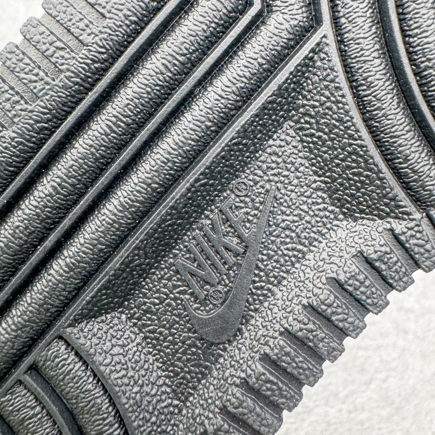 图片[21]-＃G版纯原 NK Air Force 1 Low \’07 空军一号低帮经典板鞋 2025新版 黑白 FZ0627-010 独家私模2025全新鱼鳞纹大底 咬花纹路更加清晰 全新排版鞋头倒置五角星 五角星对比旧版老版本 间距放大 星星缩小 全套官方原配件 防尘布袋 全鞋电脑针车 工整有序 视觉效果满分 原厂拉帮手法 标准四线 密度针距针孔大小控制到位 原装反口里网布海绵 正确卡色网眼大小 新版鞋撑改用纸团代替 原厂港宝加持完美还原灵魂版型 从里到外百分百还原 内置Sole气垫 中底白色背胶 已经无限的接近公司 原厂楦头 原厂刺绣 后跟弧度完美 独家私模最大开发到48.5 尺码：35.5 36 36.5 37.5 38 38.5 39 40 40.5 41 42 42.5 43 44 44.5 45 46 47.5 48.5-选品中心