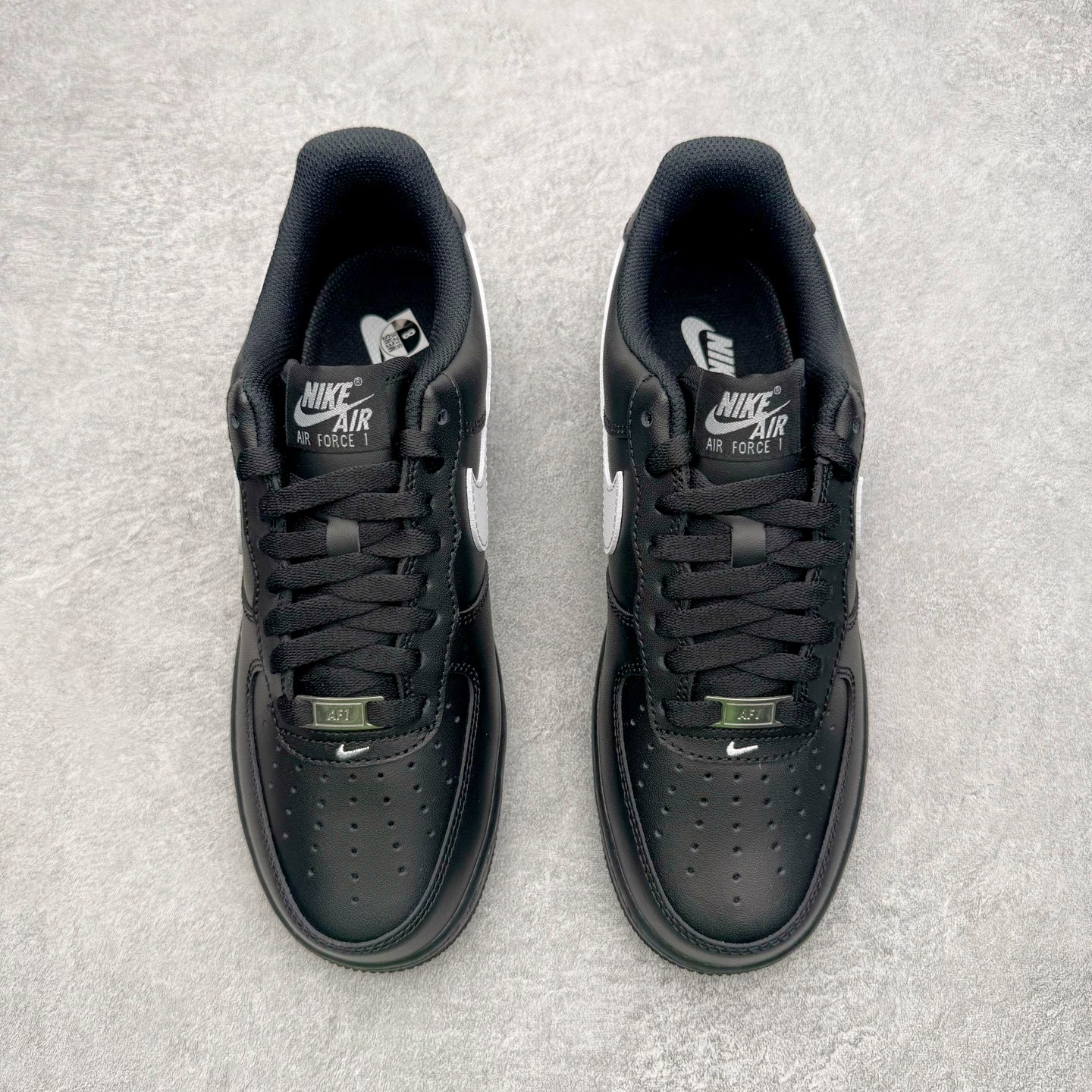 图片[2]-＃G版纯原 NK Air Force 1 Low \’07 空军一号低帮经典板鞋 2025新版 黑白 FZ0627-010 独家私模2025全新鱼鳞纹大底 咬花纹路更加清晰 全新排版鞋头倒置五角星 五角星对比旧版老版本 间距放大 星星缩小 全套官方原配件 防尘布袋 全鞋电脑针车 工整有序 视觉效果满分 原厂拉帮手法 标准四线 密度针距针孔大小控制到位 原装反口里网布海绵 正确卡色网眼大小 新版鞋撑改用纸团代替 原厂港宝加持完美还原灵魂版型 从里到外百分百还原 内置Sole气垫 中底白色背胶 已经无限的接近公司 原厂楦头 原厂刺绣 后跟弧度完美 独家私模最大开发到48.5 尺码：35.5 36 36.5 37.5 38 38.5 39 40 40.5 41 42 42.5 43 44 44.5 45 46 47.5 48.5-选品中心