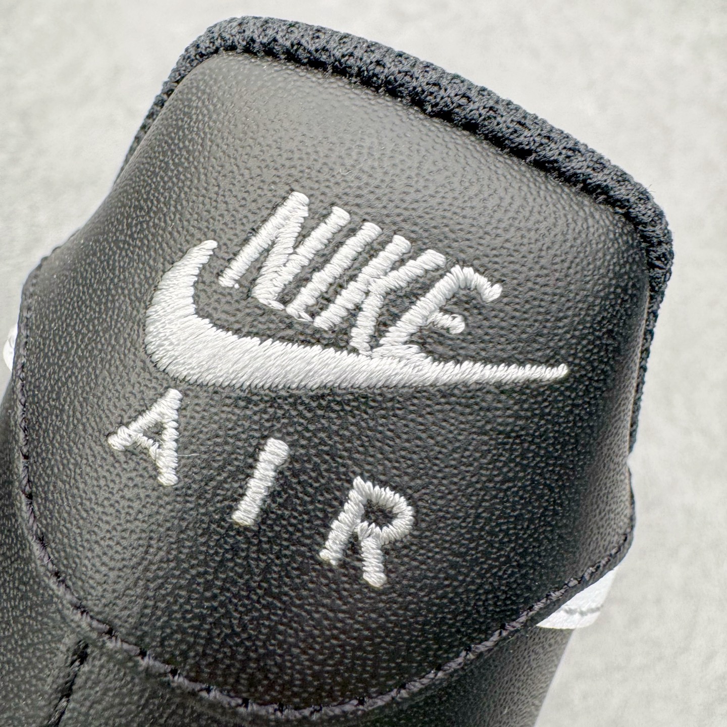 图片[17]-＃G版纯原 NK Air Force 1 Low \’07 空军一号低帮经典板鞋 2025新版 黑白 FZ0627-010 独家私模2025全新鱼鳞纹大底 咬花纹路更加清晰 全新排版鞋头倒置五角星 五角星对比旧版老版本 间距放大 星星缩小 全套官方原配件 防尘布袋 全鞋电脑针车 工整有序 视觉效果满分 原厂拉帮手法 标准四线 密度针距针孔大小控制到位 原装反口里网布海绵 正确卡色网眼大小 新版鞋撑改用纸团代替 原厂港宝加持完美还原灵魂版型 从里到外百分百还原 内置Sole气垫 中底白色背胶 已经无限的接近公司 原厂楦头 原厂刺绣 后跟弧度完美 独家私模最大开发到48.5 尺码：35.5 36 36.5 37.5 38 38.5 39 40 40.5 41 42 42.5 43 44 44.5 45 46 47.5 48.5-选品中心