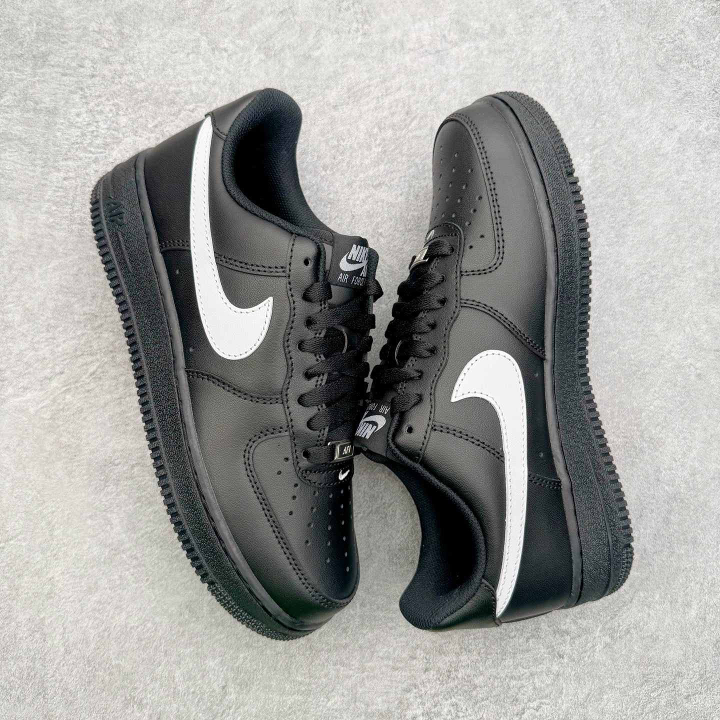 图片[3]-＃G版纯原 NK Air Force 1 Low \’07 空军一号低帮经典板鞋 2025新版 黑白 FZ0627-010 独家私模2025全新鱼鳞纹大底 咬花纹路更加清晰 全新排版鞋头倒置五角星 五角星对比旧版老版本 间距放大 星星缩小 全套官方原配件 防尘布袋 全鞋电脑针车 工整有序 视觉效果满分 原厂拉帮手法 标准四线 密度针距针孔大小控制到位 原装反口里网布海绵 正确卡色网眼大小 新版鞋撑改用纸团代替 原厂港宝加持完美还原灵魂版型 从里到外百分百还原 内置Sole气垫 中底白色背胶 已经无限的接近公司 原厂楦头 原厂刺绣 后跟弧度完美 独家私模最大开发到48.5 尺码：35.5 36 36.5 37.5 38 38.5 39 40 40.5 41 42 42.5 43 44 44.5 45 46 47.5 48.5-选品中心