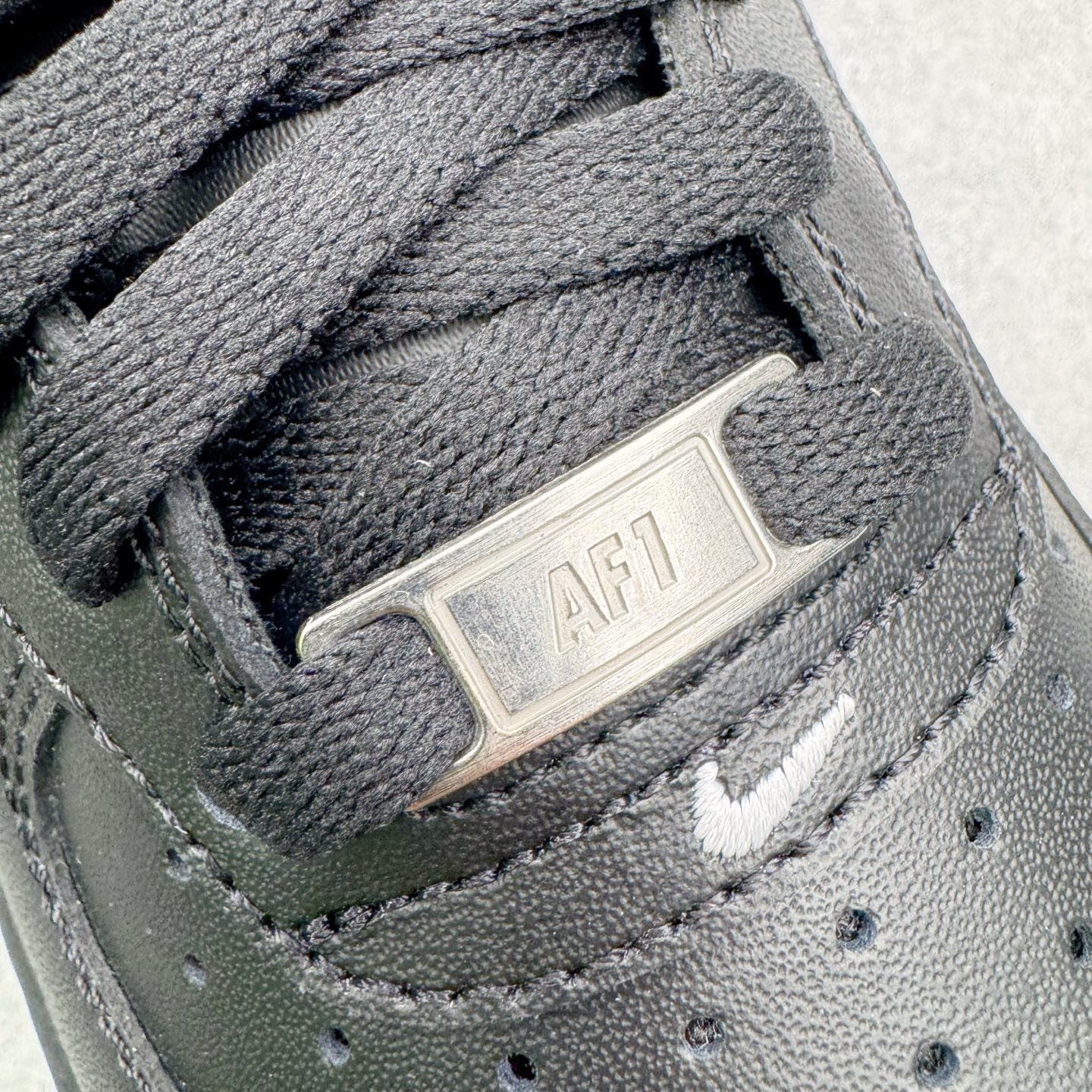 图片[15]-＃G版纯原 NK Air Force 1 Low \’07 空军一号低帮经典板鞋 2025新版 黑白 FZ0627-010 独家私模2025全新鱼鳞纹大底 咬花纹路更加清晰 全新排版鞋头倒置五角星 五角星对比旧版老版本 间距放大 星星缩小 全套官方原配件 防尘布袋 全鞋电脑针车 工整有序 视觉效果满分 原厂拉帮手法 标准四线 密度针距针孔大小控制到位 原装反口里网布海绵 正确卡色网眼大小 新版鞋撑改用纸团代替 原厂港宝加持完美还原灵魂版型 从里到外百分百还原 内置Sole气垫 中底白色背胶 已经无限的接近公司 原厂楦头 原厂刺绣 后跟弧度完美 独家私模最大开发到48.5 尺码：35.5 36 36.5 37.5 38 38.5 39 40 40.5 41 42 42.5 43 44 44.5 45 46 47.5 48.5-选品中心