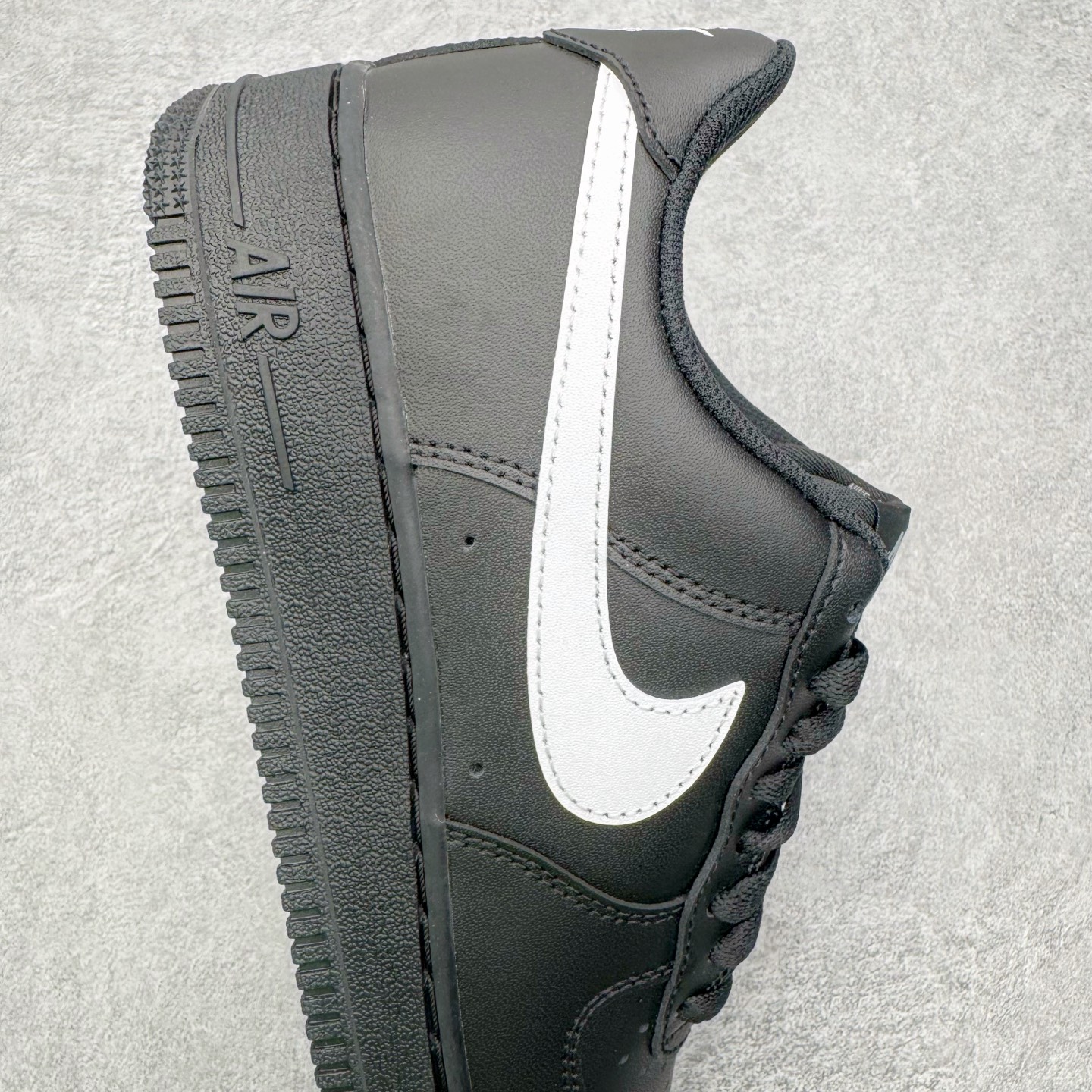 图片[6]-＃G版纯原 NK Air Force 1 Low \’07 空军一号低帮经典板鞋 2025新版 黑白 FZ0627-010 独家私模2025全新鱼鳞纹大底 咬花纹路更加清晰 全新排版鞋头倒置五角星 五角星对比旧版老版本 间距放大 星星缩小 全套官方原配件 防尘布袋 全鞋电脑针车 工整有序 视觉效果满分 原厂拉帮手法 标准四线 密度针距针孔大小控制到位 原装反口里网布海绵 正确卡色网眼大小 新版鞋撑改用纸团代替 原厂港宝加持完美还原灵魂版型 从里到外百分百还原 内置Sole气垫 中底白色背胶 已经无限的接近公司 原厂楦头 原厂刺绣 后跟弧度完美 独家私模最大开发到48.5 尺码：35.5 36 36.5 37.5 38 38.5 39 40 40.5 41 42 42.5 43 44 44.5 45 46 47.5 48.5-选品中心