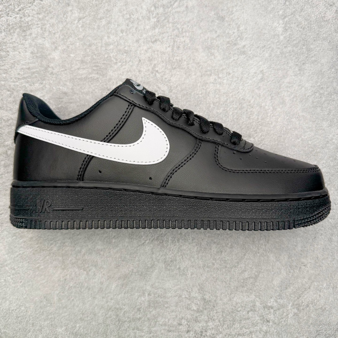 ＃G版纯原 NK Air Force 1 Low \'07 空军一号低帮经典板鞋 2025新版 黑白 FZ0627-010 独家私模2025全新鱼鳞纹大底 咬花纹路更加清晰 全新排版鞋头倒置五角星 五角星对比旧版老版本 间距放大 星星缩小 全套官方原配件 防尘布袋 全鞋电脑针车 工整有序 视觉效果满分 原厂拉帮手法 标准四线 密度针距针孔大小控制到位 原装反口里网布海绵 正确卡色网眼大小 新版鞋撑改用纸团代替 原厂港宝加持完美还原灵魂版型 从里到外百分百还原 内置Sole气垫 中底白色背胶 已经无限的接近公司 原厂楦头 原厂刺绣 后跟弧度完美 独家私模最大开发到48.5 尺码：35.5 36 36.5 37.5 38 38.5 39 40 40.5 41 42 42.5 43 44 44.5 45 46 47.5 48.5-选品中心