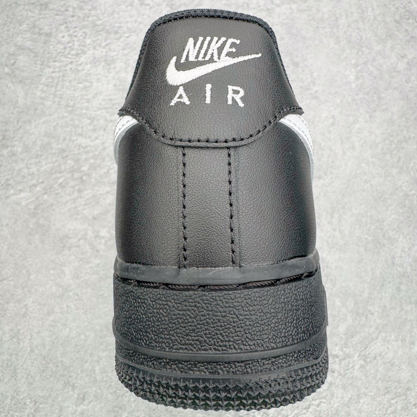 图片[8]-＃G版纯原 NK Air Force 1 Low \’07 空军一号低帮经典板鞋 2025新版 黑白 FZ0627-010 独家私模2025全新鱼鳞纹大底 咬花纹路更加清晰 全新排版鞋头倒置五角星 五角星对比旧版老版本 间距放大 星星缩小 全套官方原配件 防尘布袋 全鞋电脑针车 工整有序 视觉效果满分 原厂拉帮手法 标准四线 密度针距针孔大小控制到位 原装反口里网布海绵 正确卡色网眼大小 新版鞋撑改用纸团代替 原厂港宝加持完美还原灵魂版型 从里到外百分百还原 内置Sole气垫 中底白色背胶 已经无限的接近公司 原厂楦头 原厂刺绣 后跟弧度完美 独家私模最大开发到48.5 尺码：35.5 36 36.5 37.5 38 38.5 39 40 40.5 41 42 42.5 43 44 44.5 45 46 47.5 48.5-选品中心