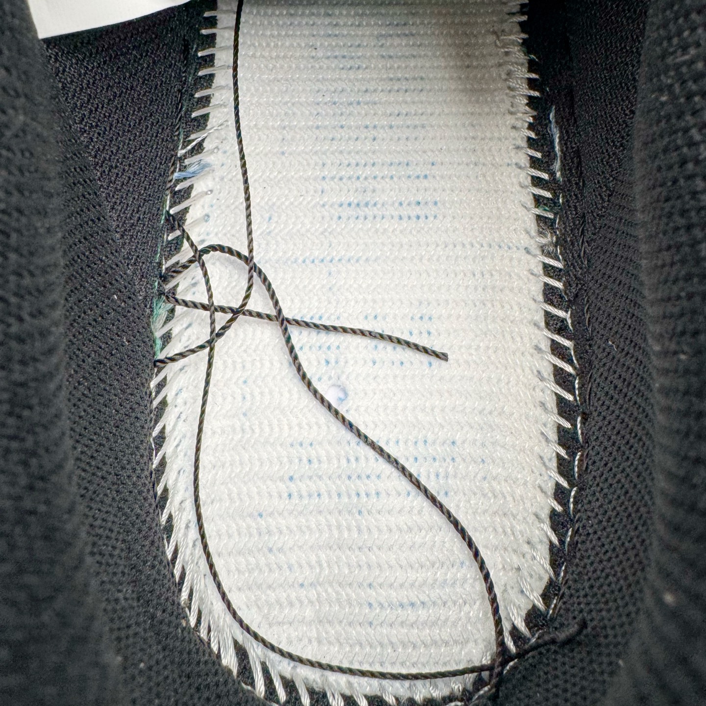 图片[11]-＃G版纯原 NK Air Force 1 Low \’07 空军一号低帮经典板鞋 2025新版 黑白 FZ0627-010 独家私模2025全新鱼鳞纹大底 咬花纹路更加清晰 全新排版鞋头倒置五角星 五角星对比旧版老版本 间距放大 星星缩小 全套官方原配件 防尘布袋 全鞋电脑针车 工整有序 视觉效果满分 原厂拉帮手法 标准四线 密度针距针孔大小控制到位 原装反口里网布海绵 正确卡色网眼大小 新版鞋撑改用纸团代替 原厂港宝加持完美还原灵魂版型 从里到外百分百还原 内置Sole气垫 中底白色背胶 已经无限的接近公司 原厂楦头 原厂刺绣 后跟弧度完美 独家私模最大开发到48.5 尺码：35.5 36 36.5 37.5 38 38.5 39 40 40.5 41 42 42.5 43 44 44.5 45 46 47.5 48.5-选品中心